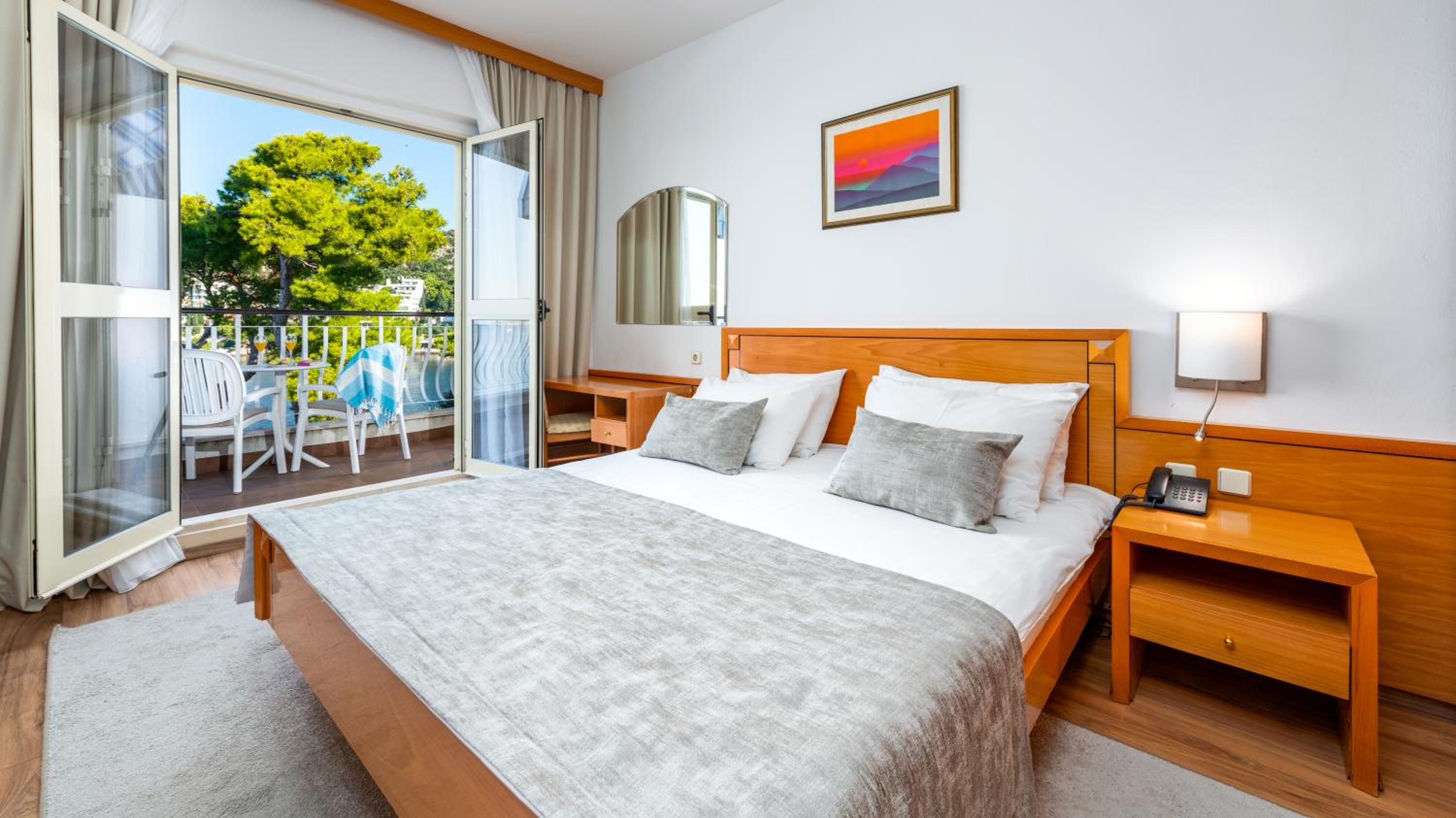 Double/Twin Room with Balcony and Sea View thumbnail 6