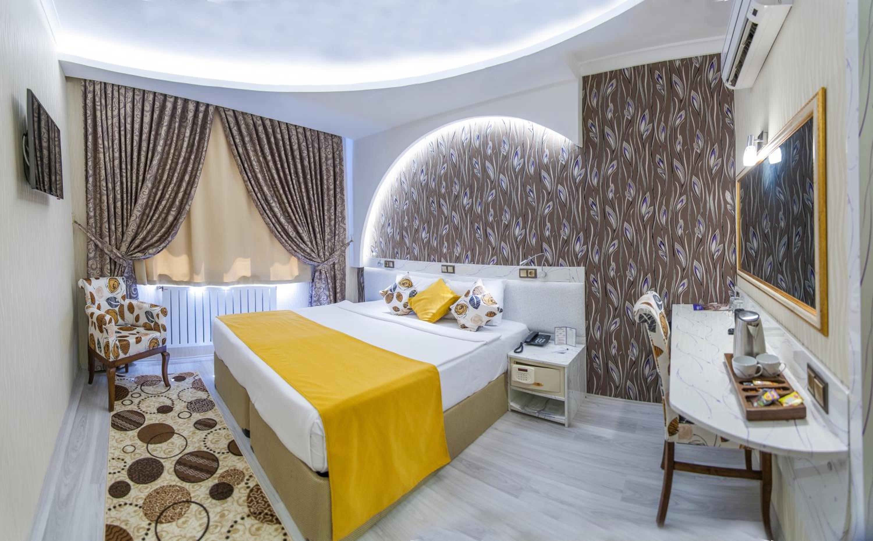 Deluxe King Room photo 1