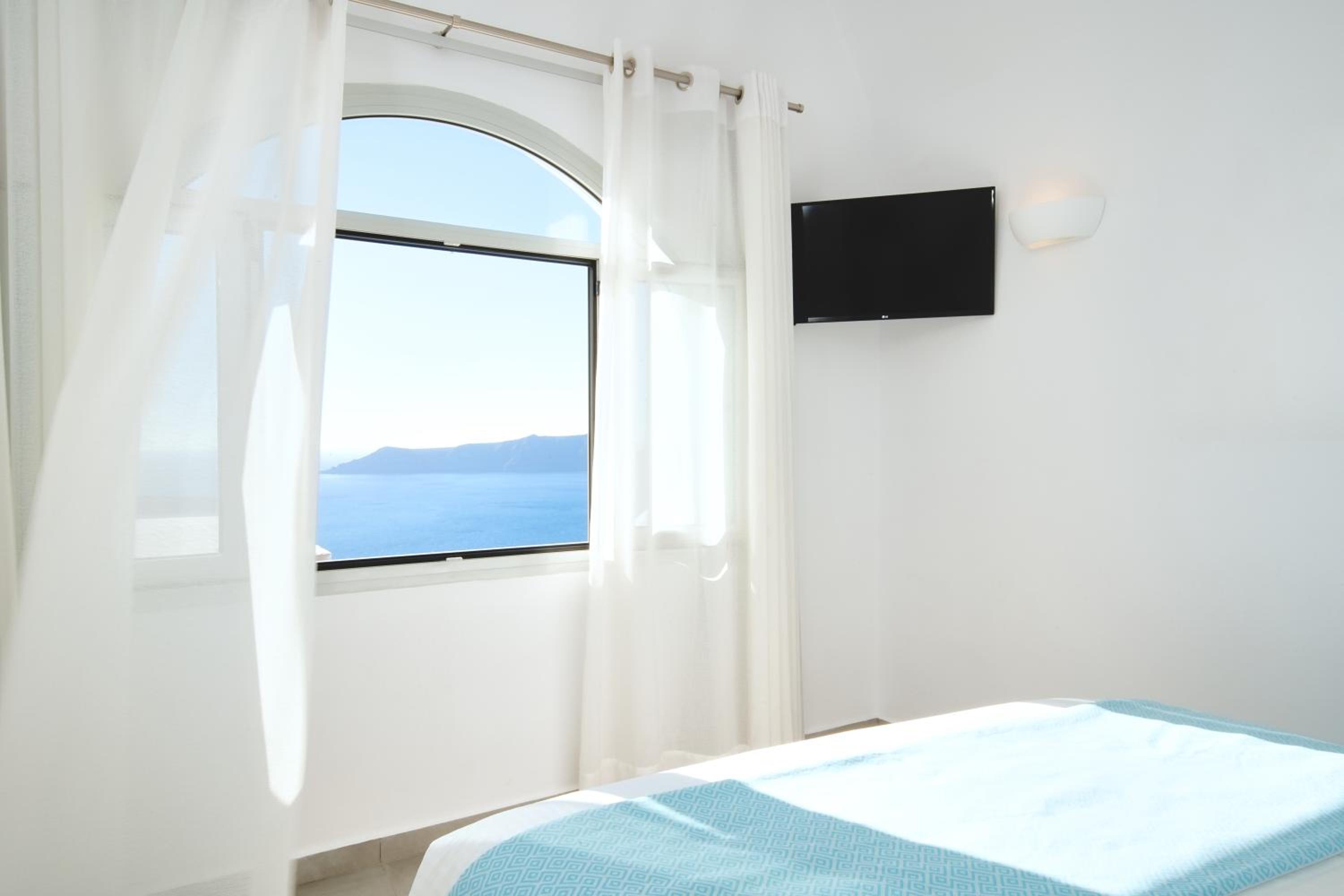 Suite with Hot Tub - Photo 8