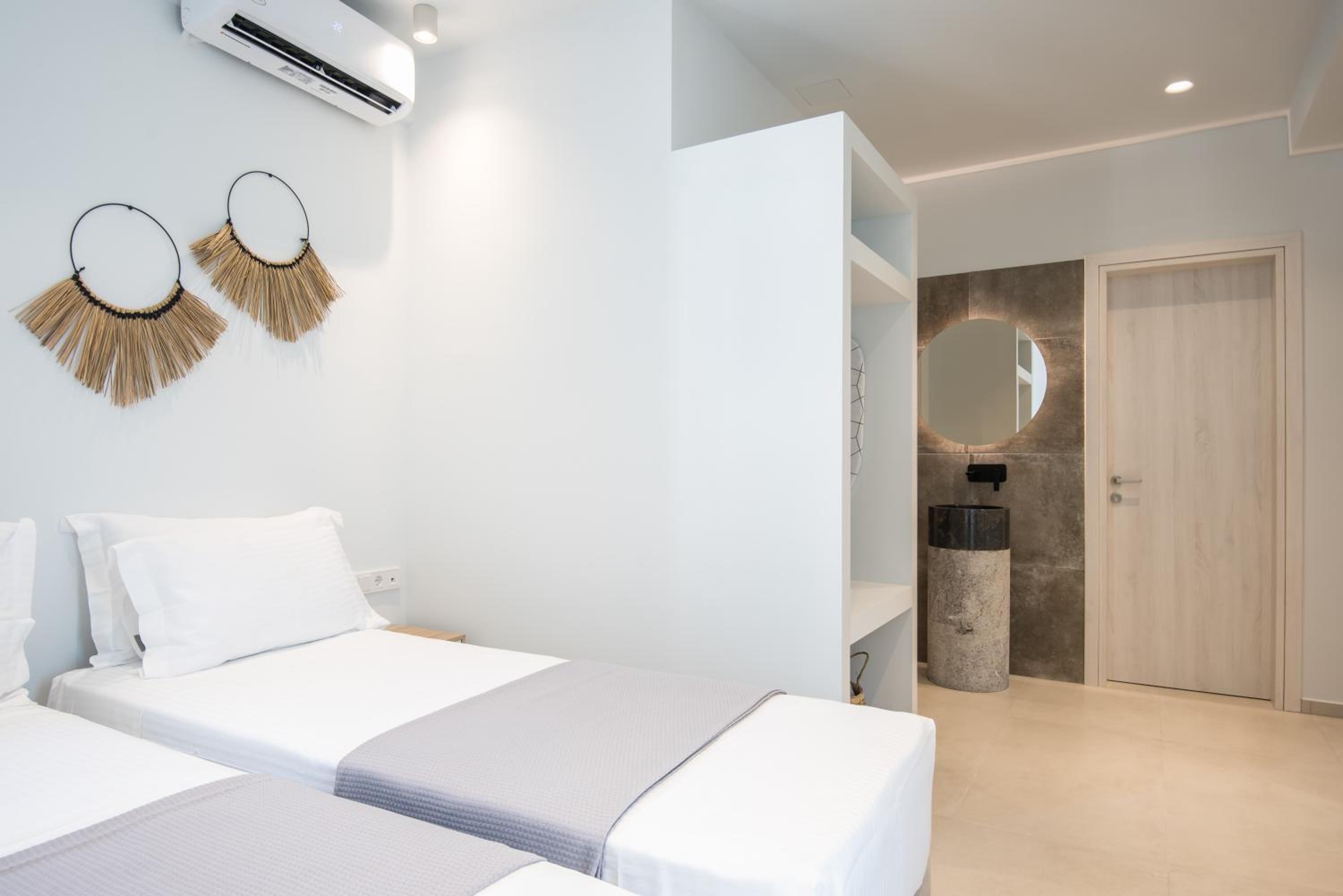 Superior Double or Twin Room with Pool View - Photo 5