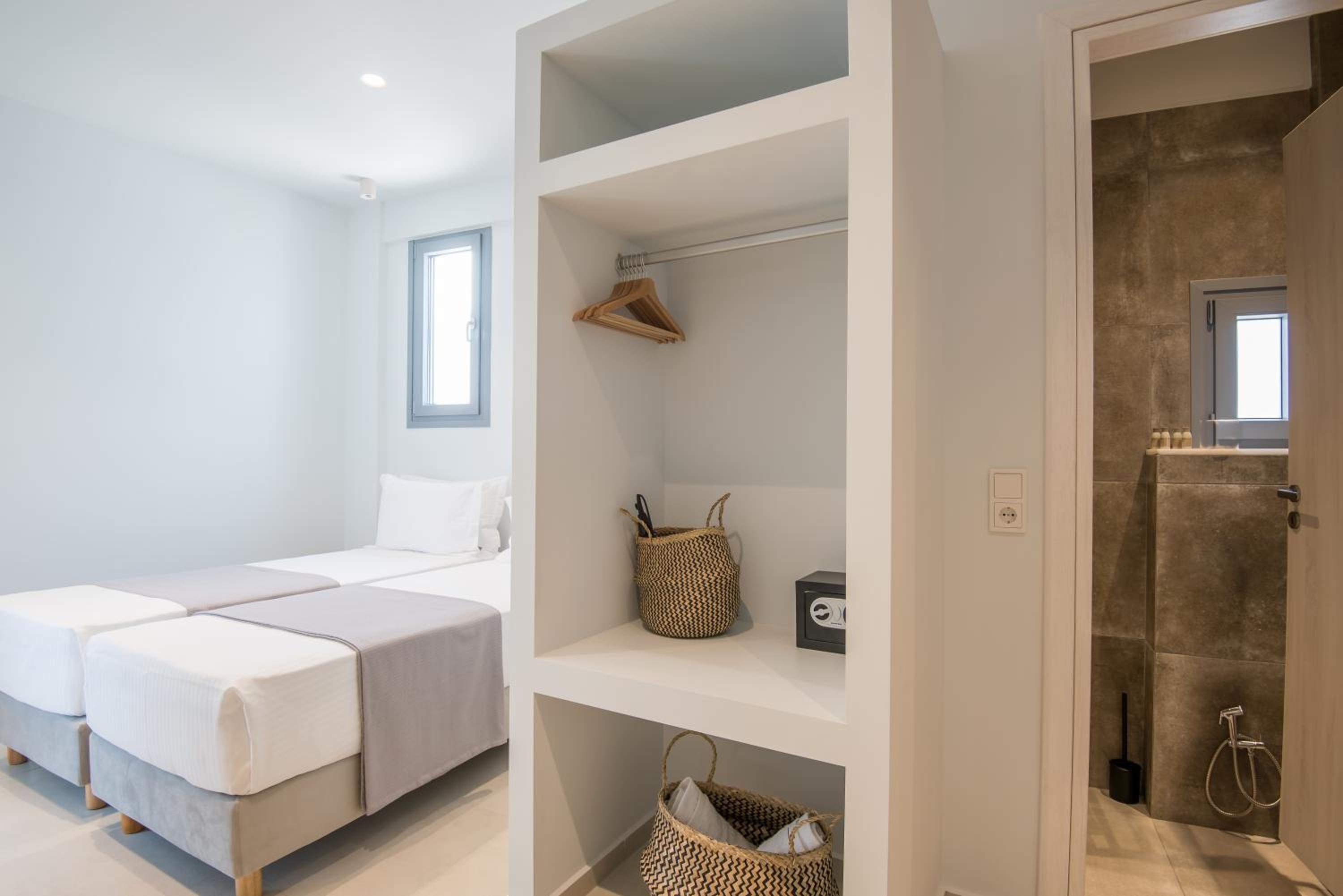 Superior Double or Twin Room with Pool View - Photo 4