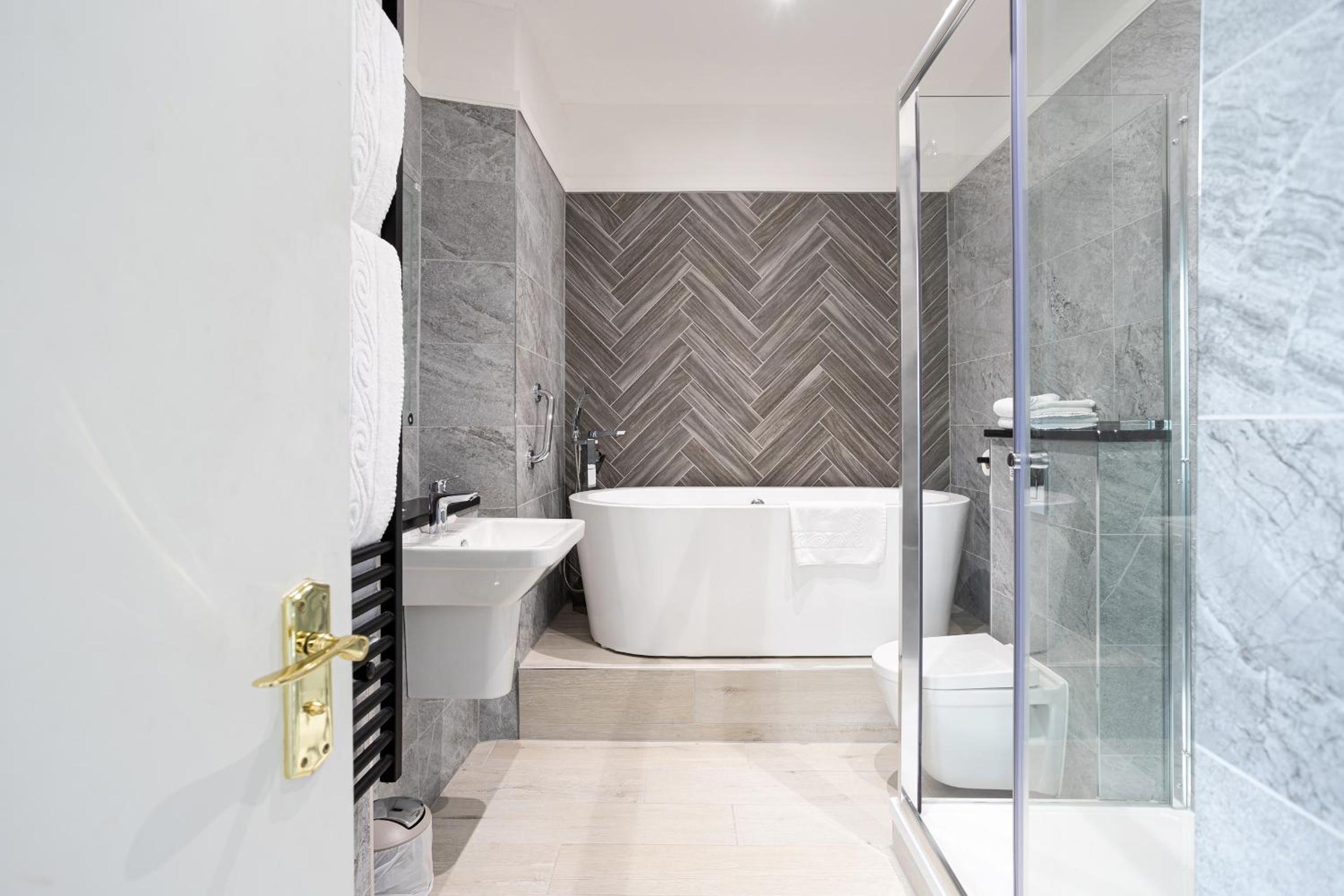 Executive Suite - Photo 5