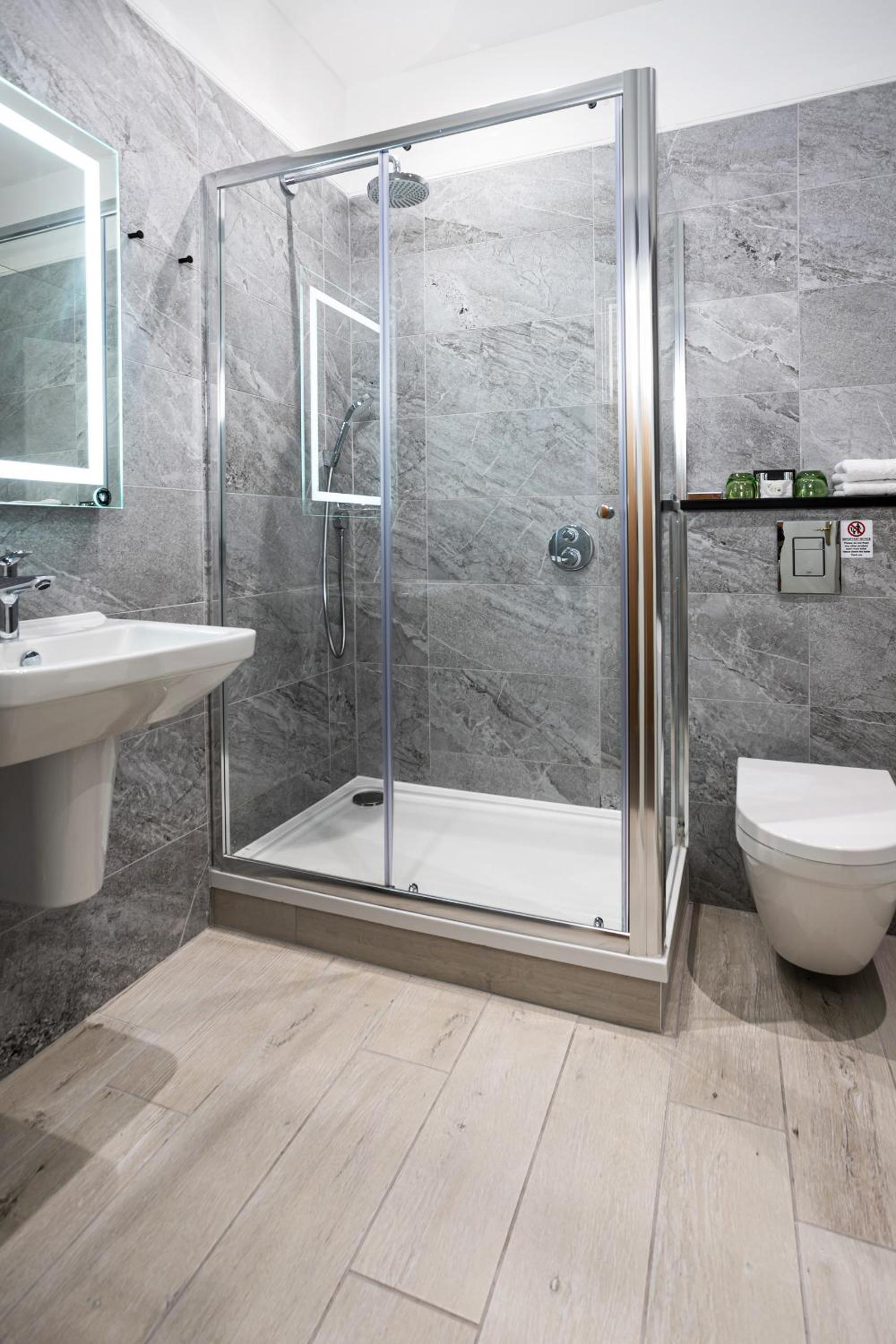 Executive Suite - Photo 20