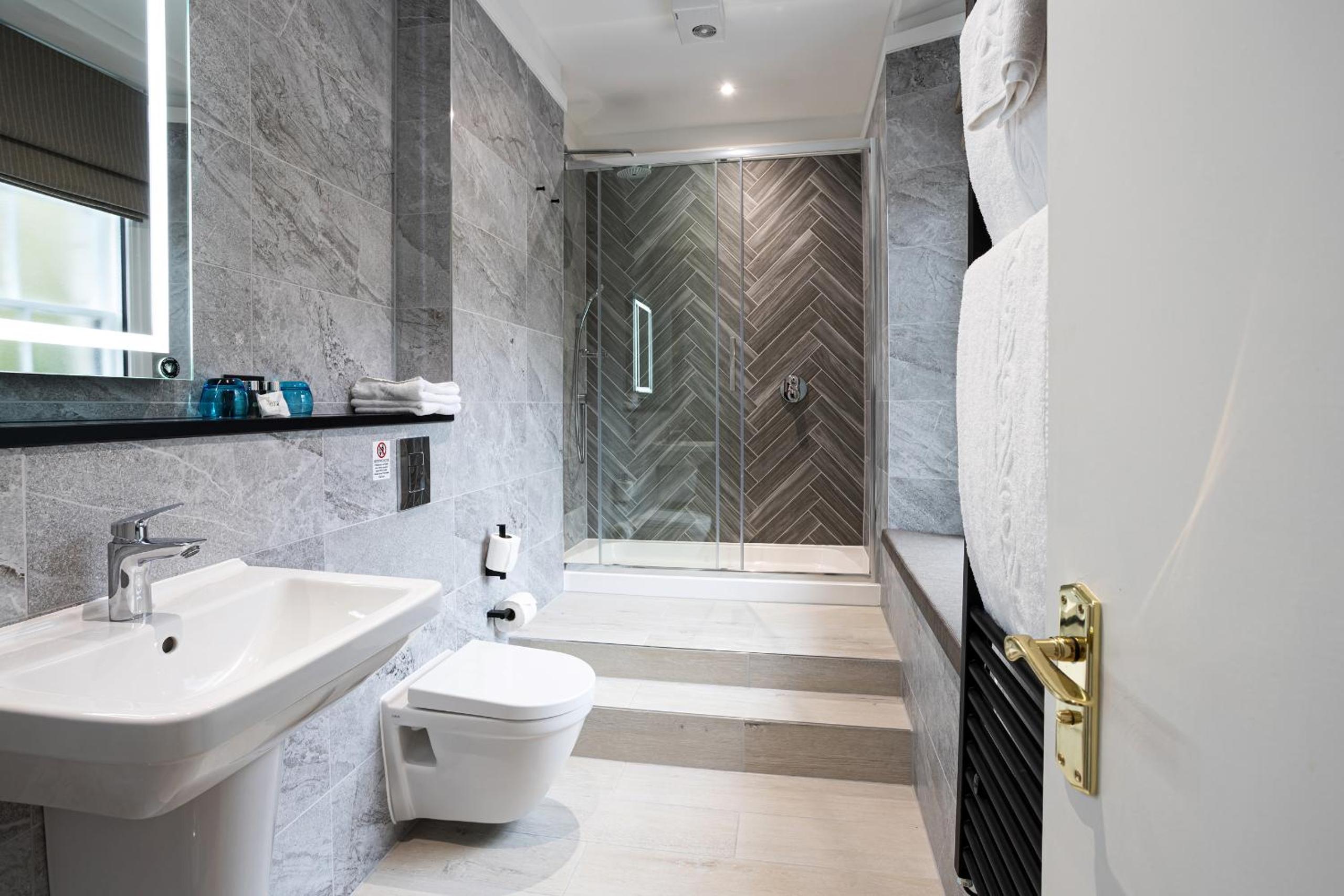 Executive Suite - Photo 10