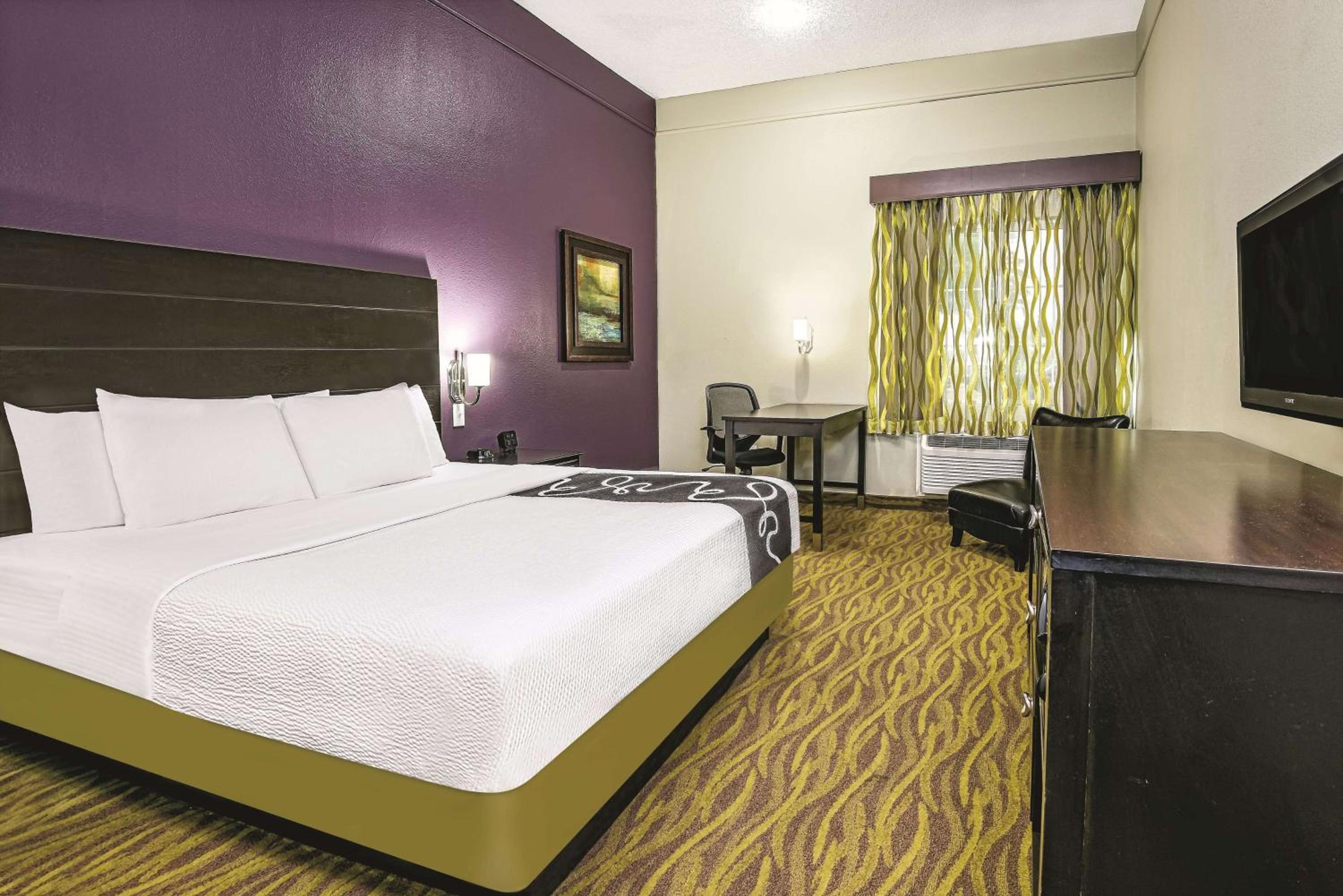 King Room with Roll-In Shower - Mobility/Hearing Accessible - Non-Smoking - Photo 1