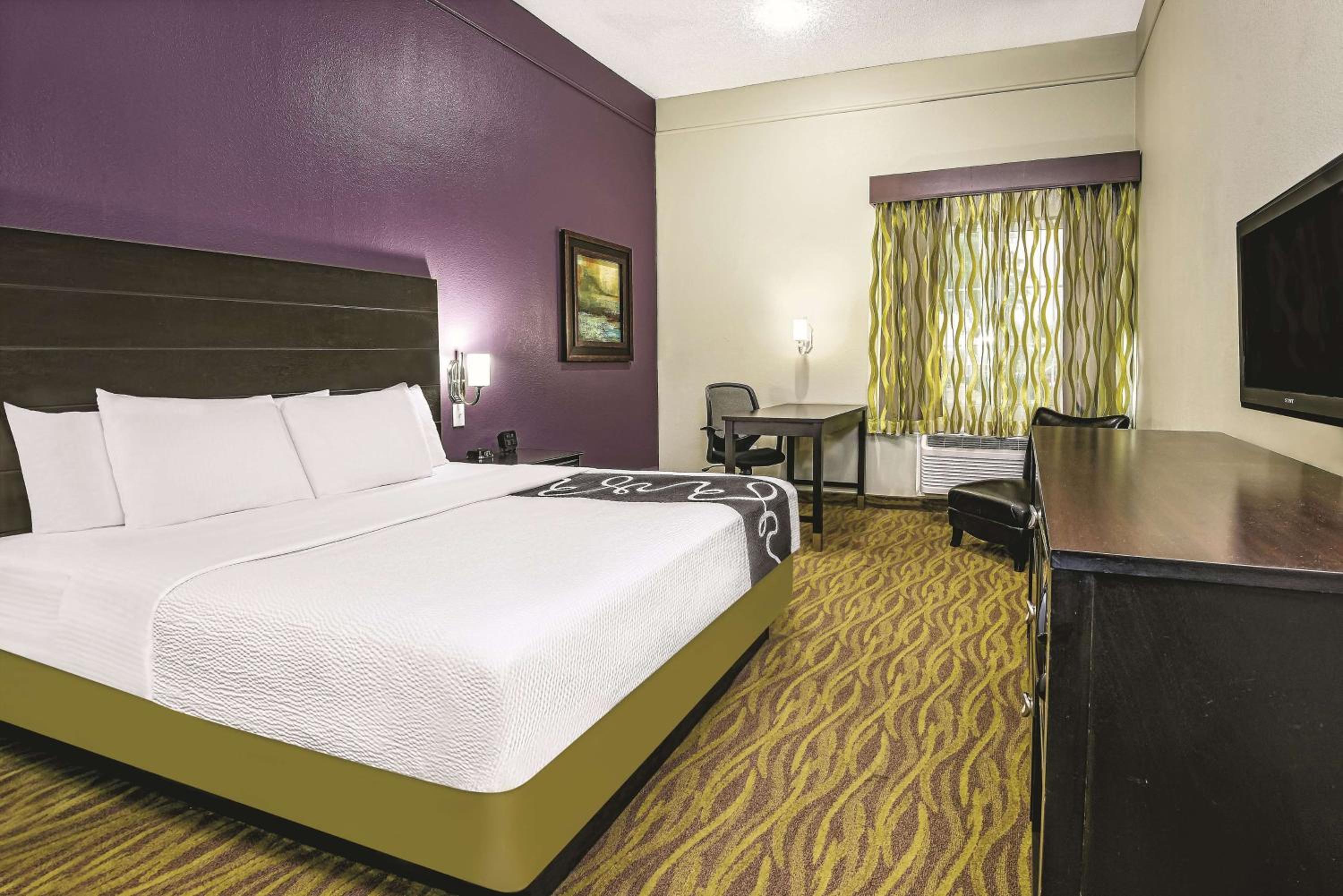 Deluxe King Room - Photo 2