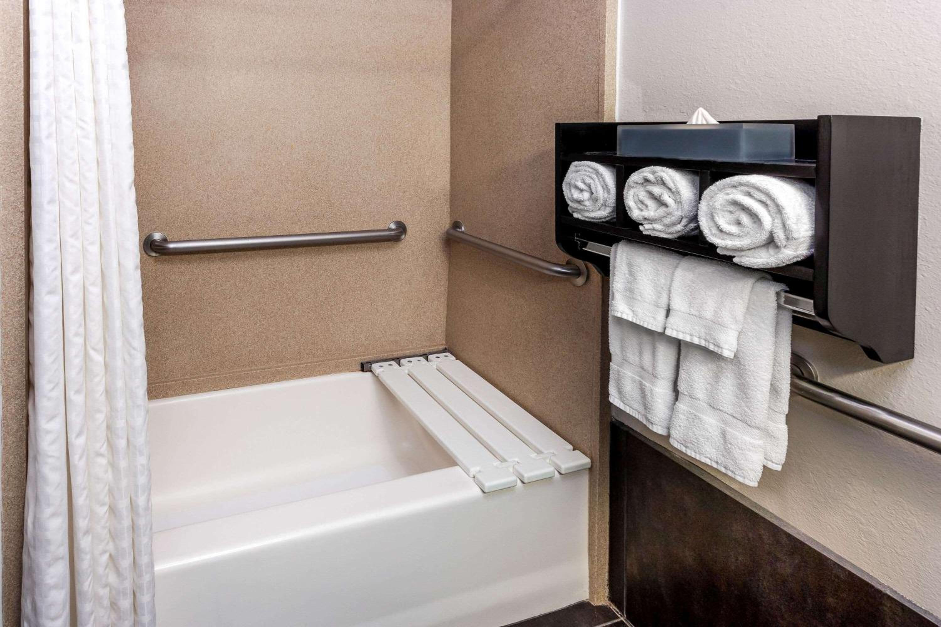 King Room with Bath Tub - Mobility/Hearing Accessible - Non-Smoking - Photo 2