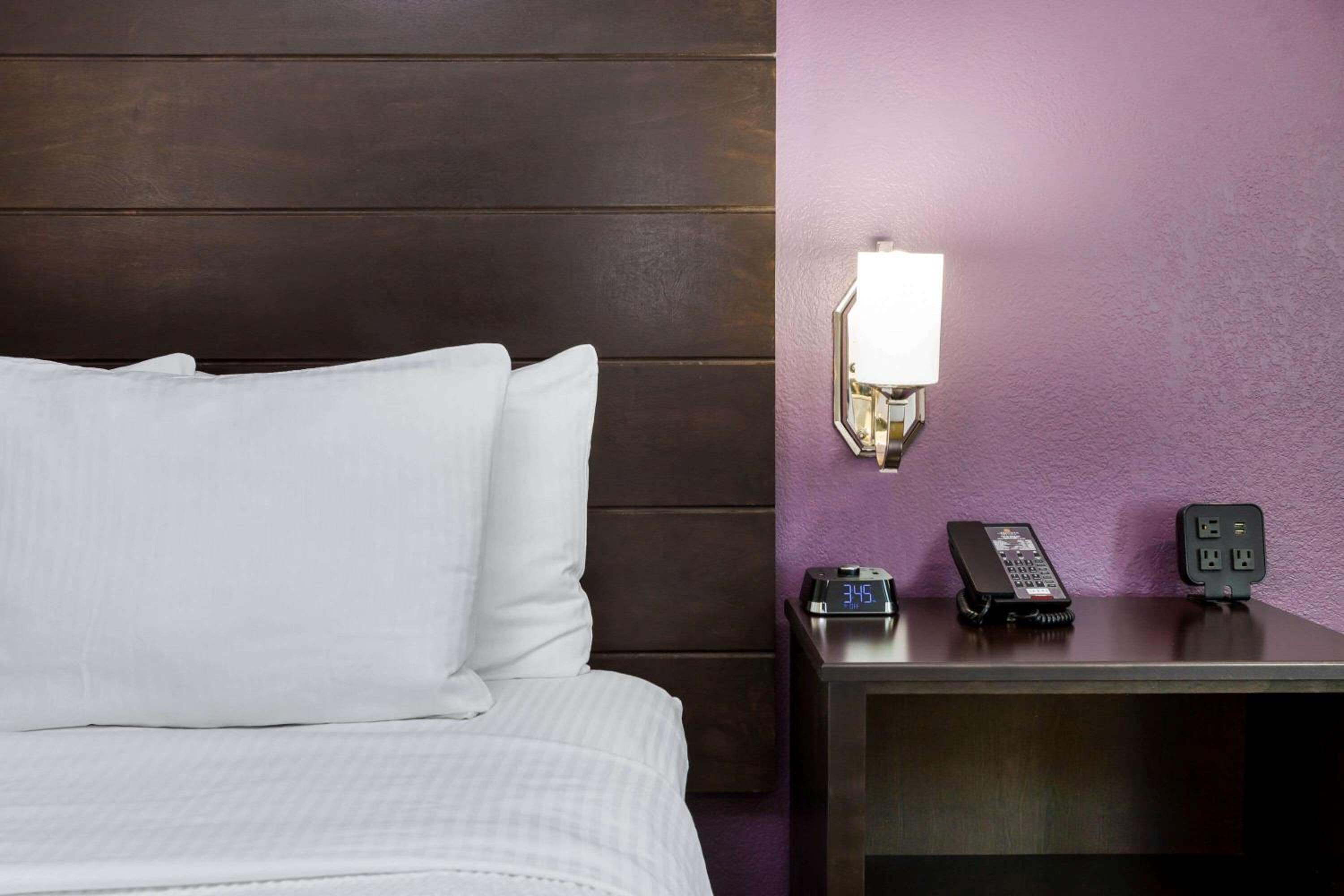 Deluxe Queen Room with Two Queen Beds - Photo 3