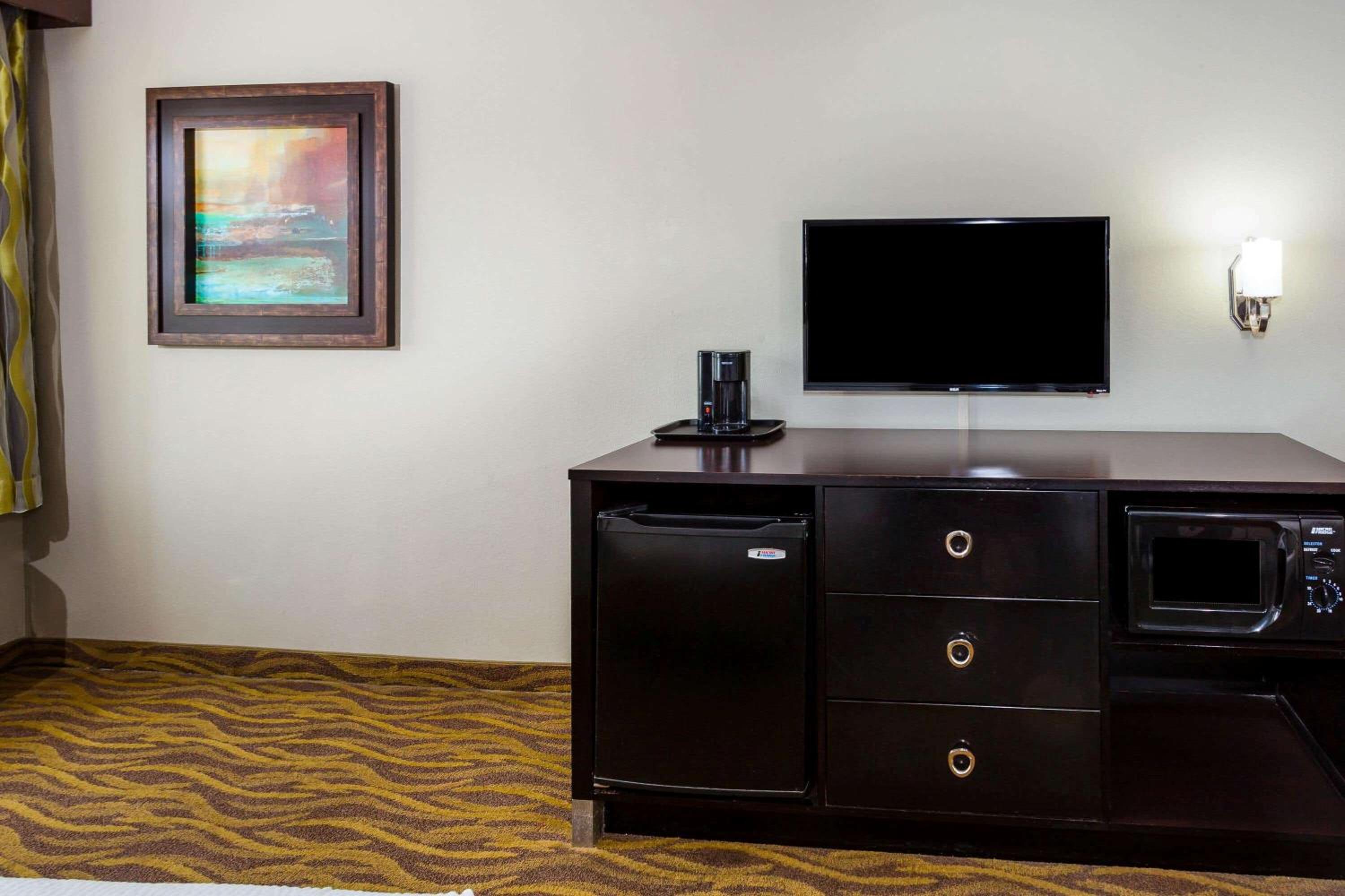 Deluxe Queen Room with Two Queen Beds - Photo 4
