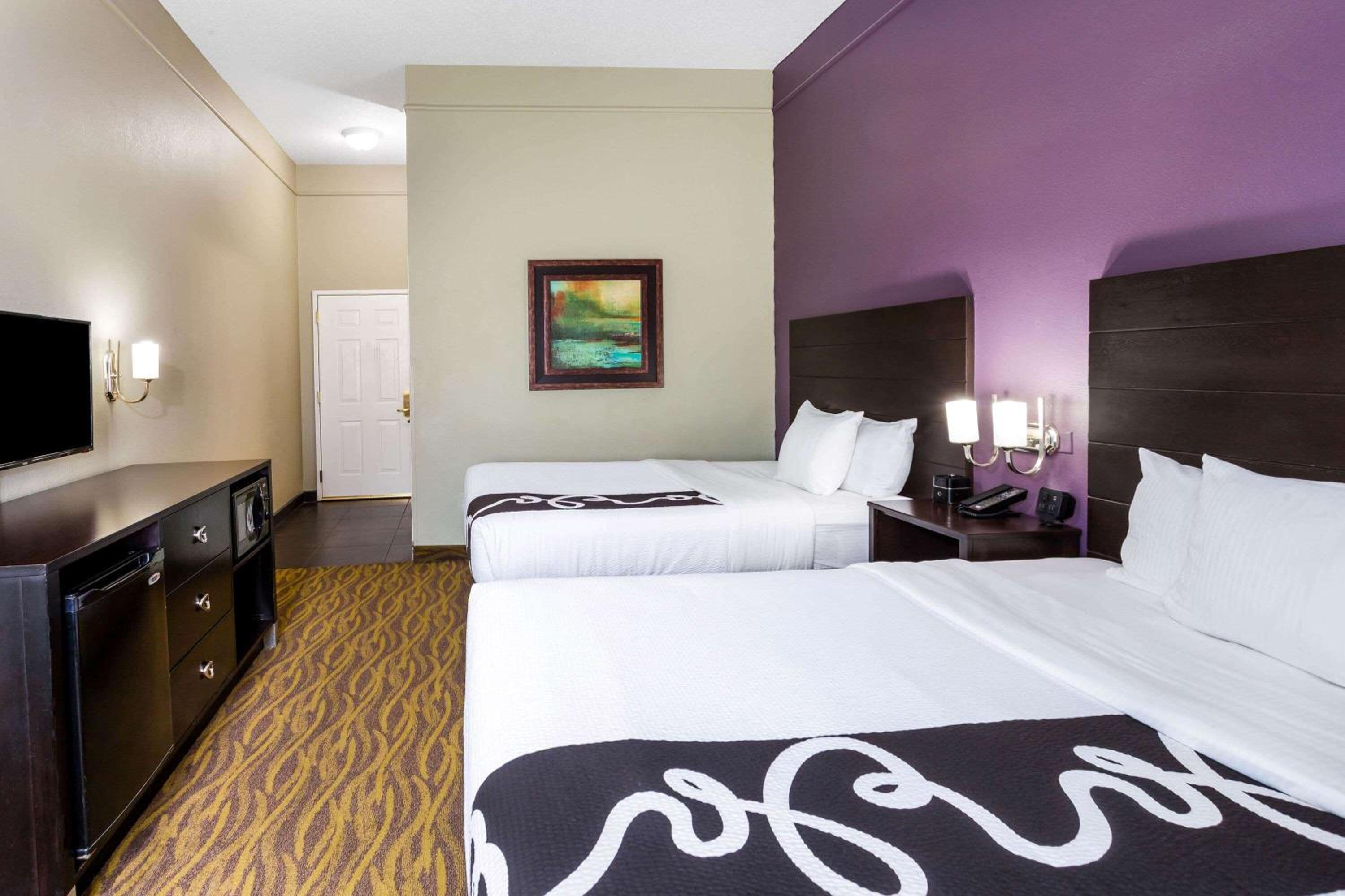 Deluxe Family Suite - Non-Smoking - Photo 4