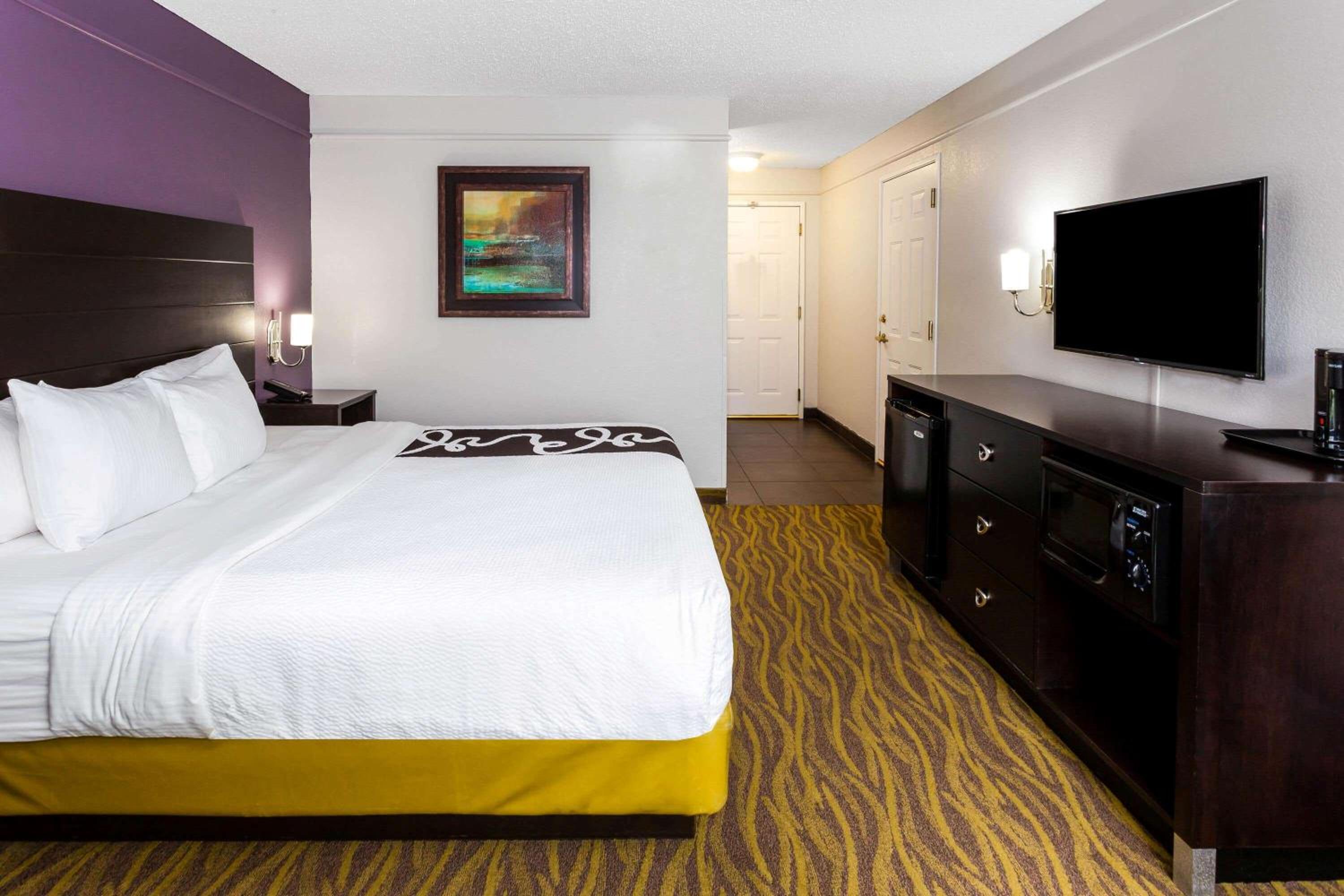 Deluxe King Room - Photo 5