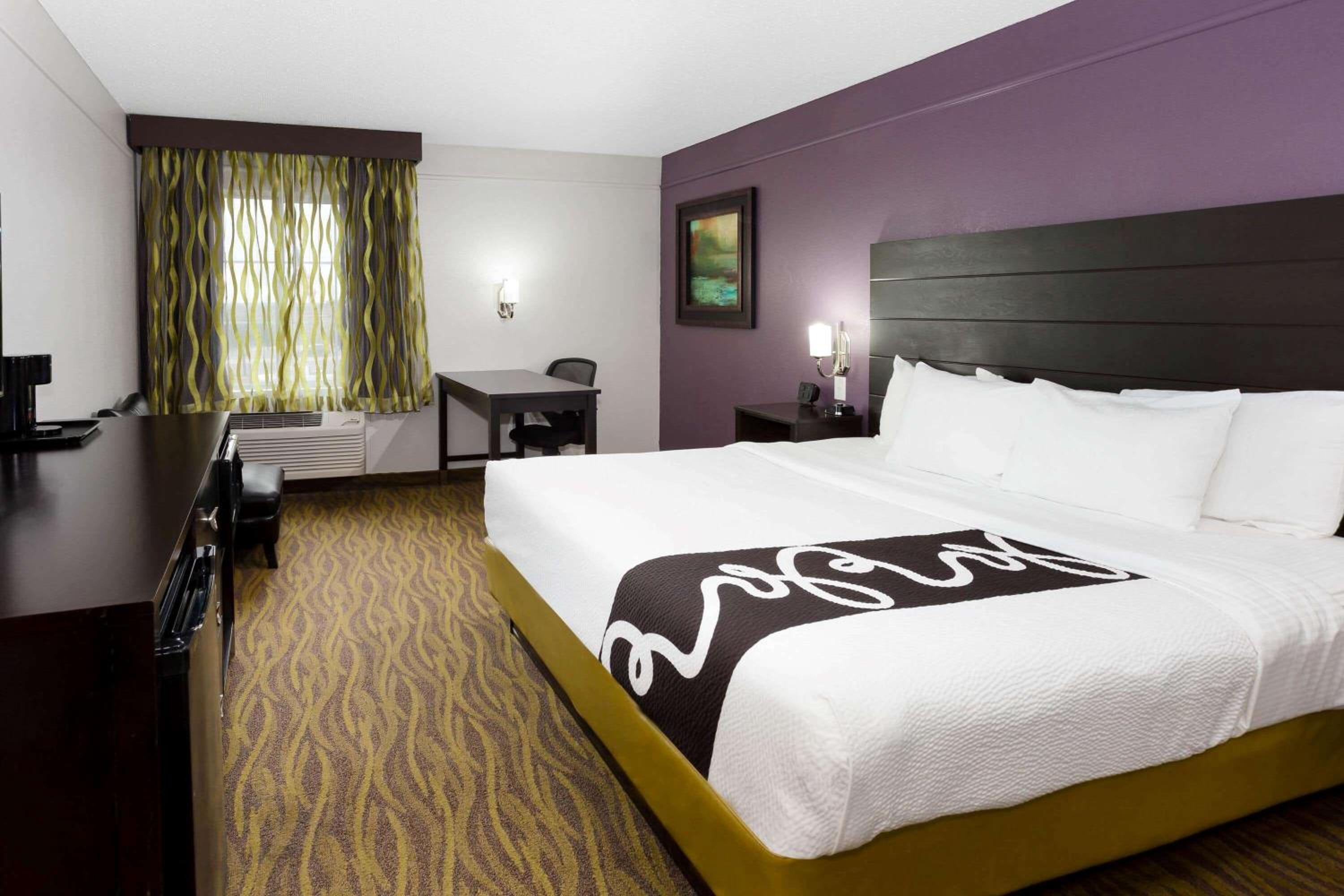 King Room with Roll-In Shower - Mobility/Hearing Accessible - Non-Smoking - Photo 2