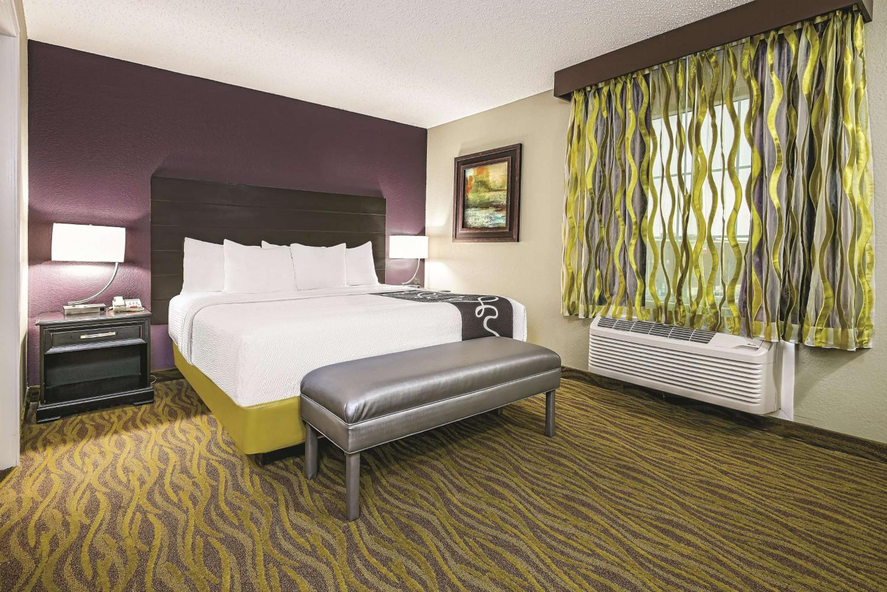 King Suite - Non-Smoking - Photo 1