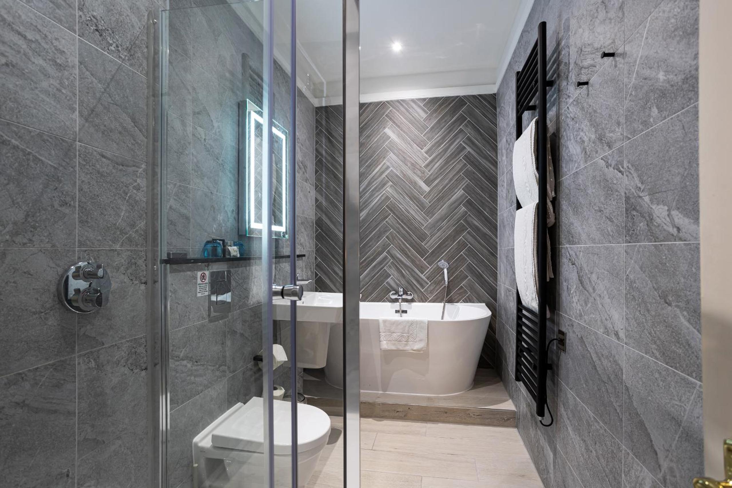 Executive Suite - Photo 13