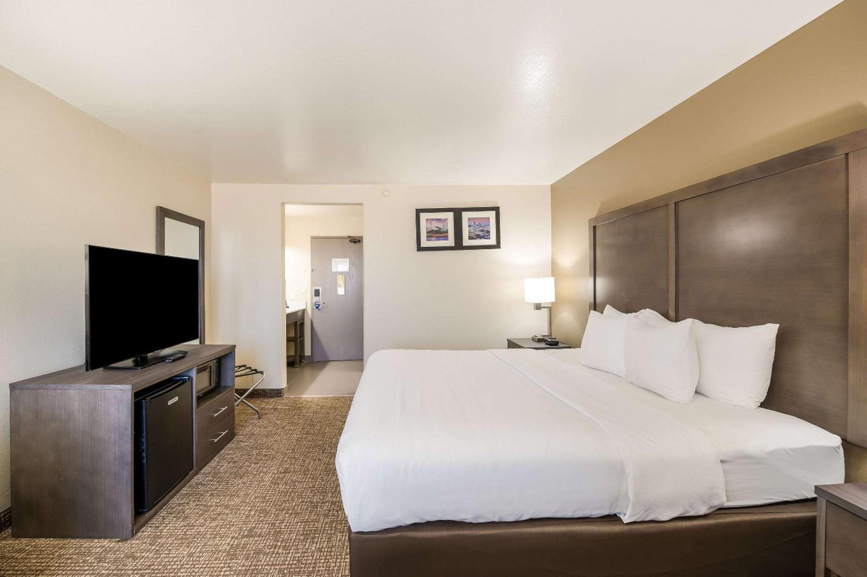 King Room - Non-Smoking - Photo 2