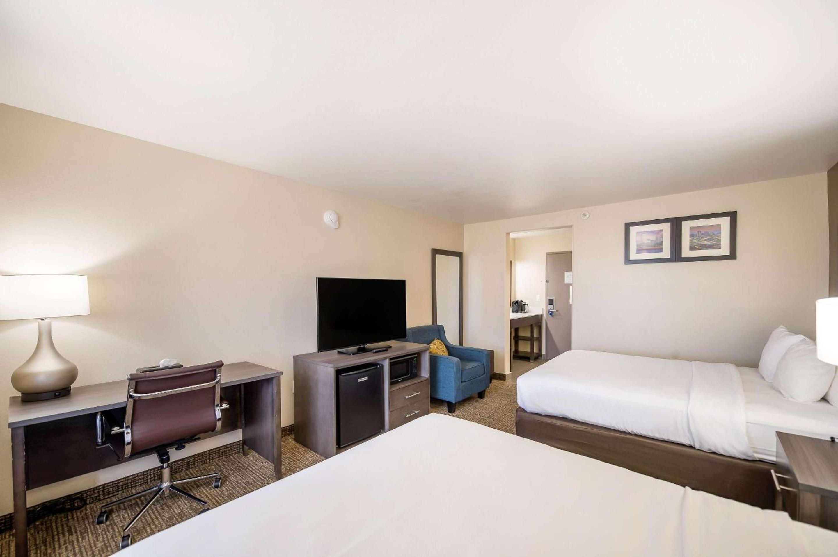 Queen Room with Two Queen Beds - Non-Smoking - Photo 3