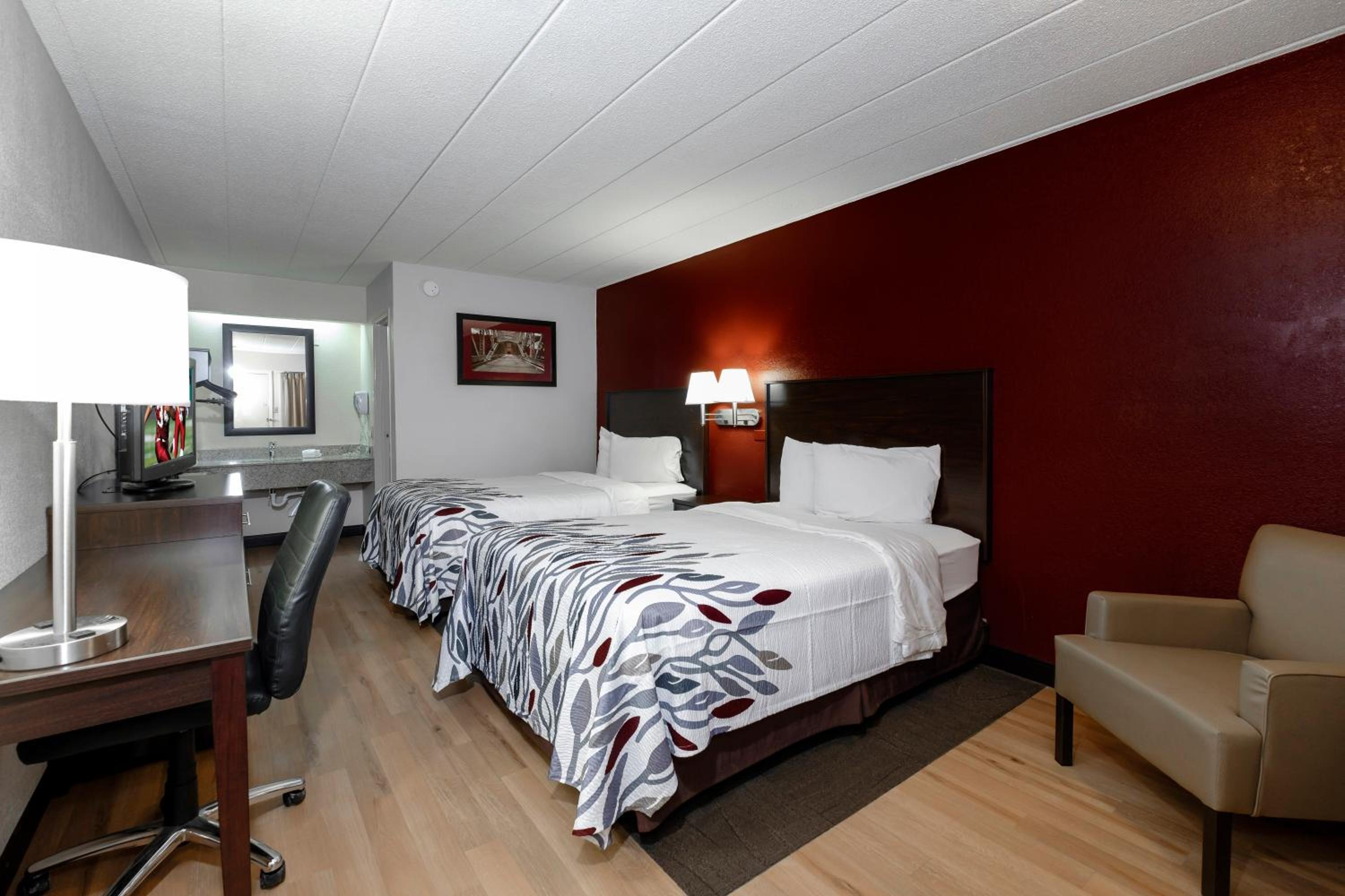 Deluxe Queen Room with Two Queen Beds - Non-Smoking - Photo 3