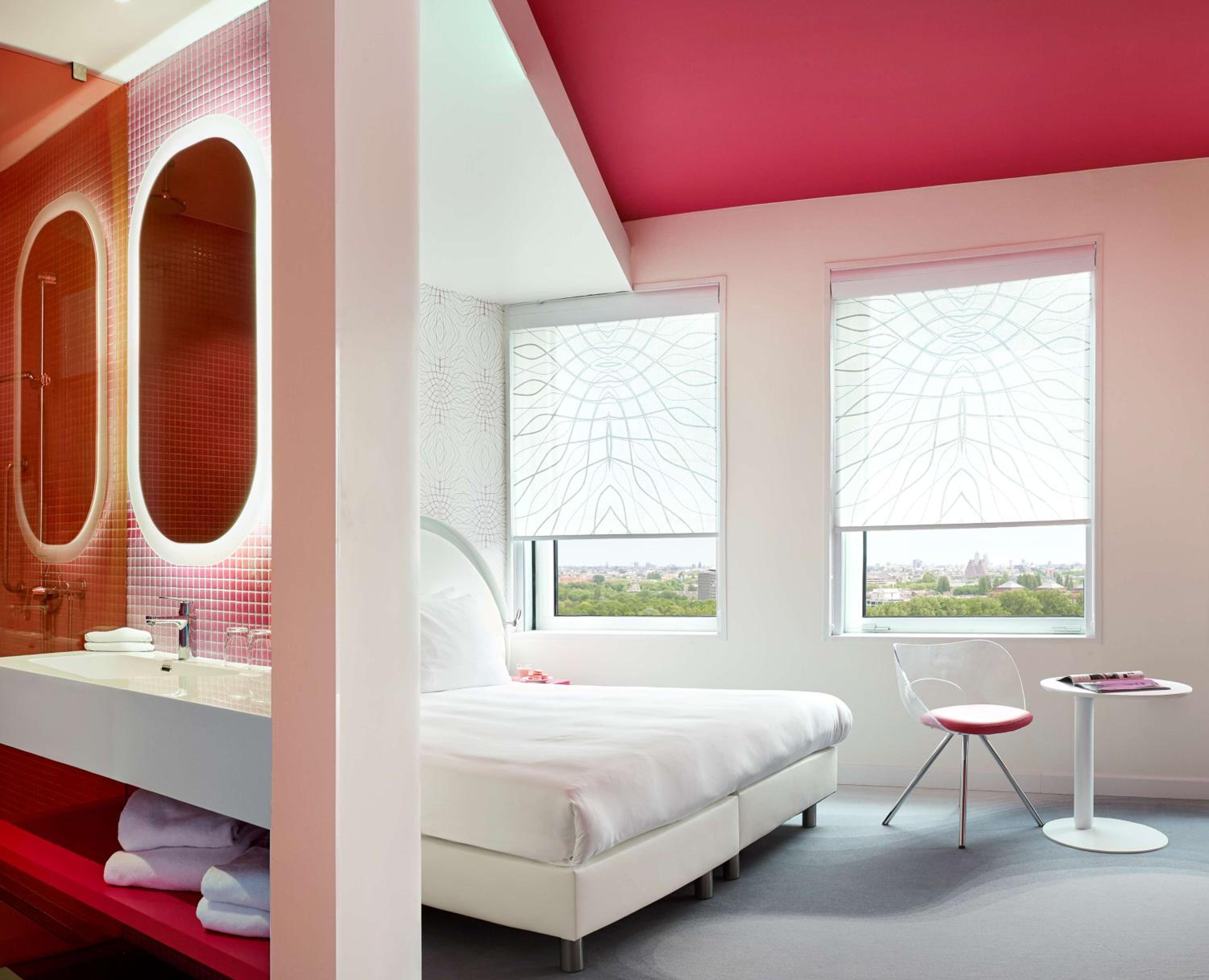 Superior Room with Panoramic City View thumbnail 5