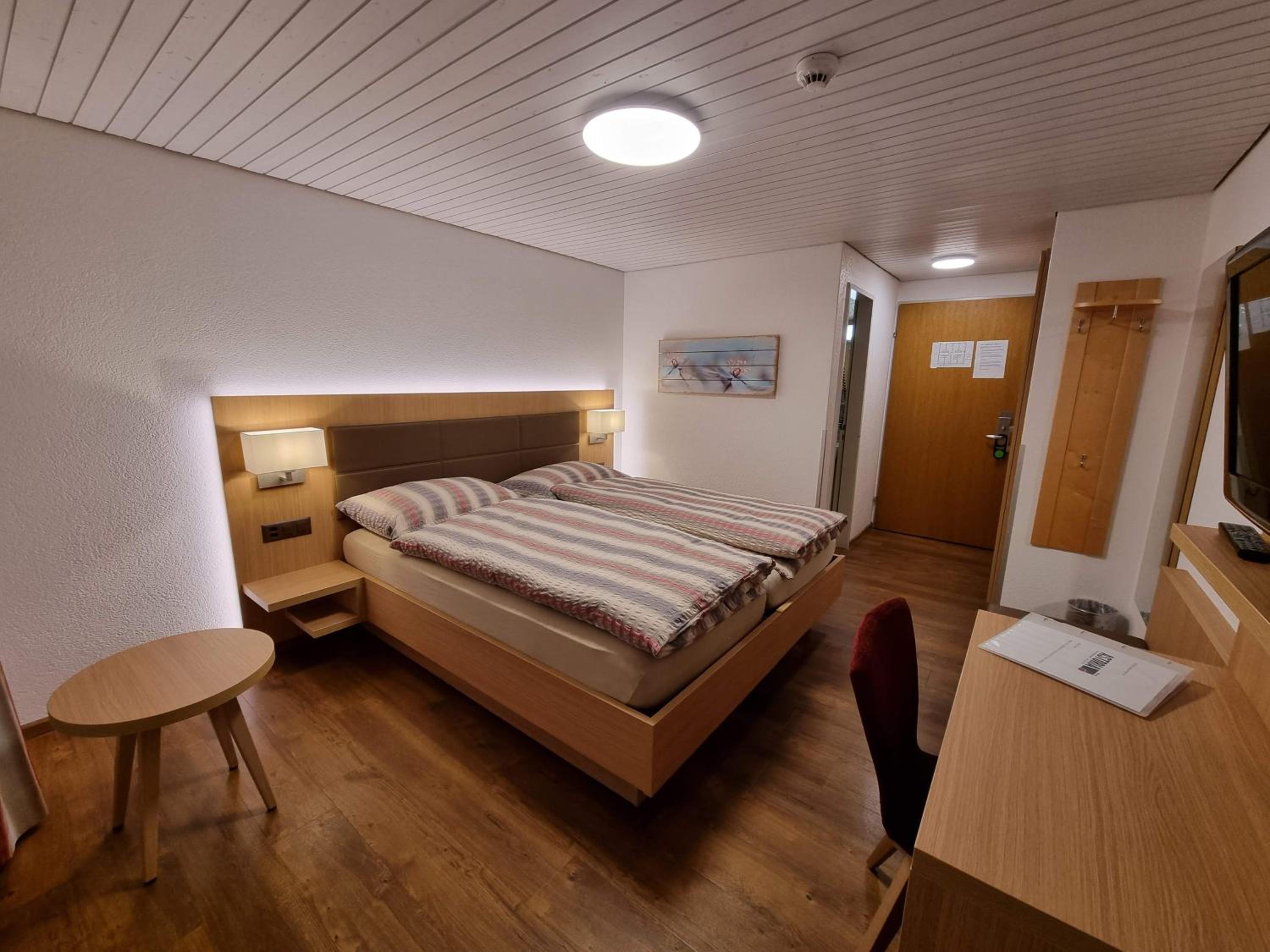 Modern Double Room with Balcony - Photo 2
