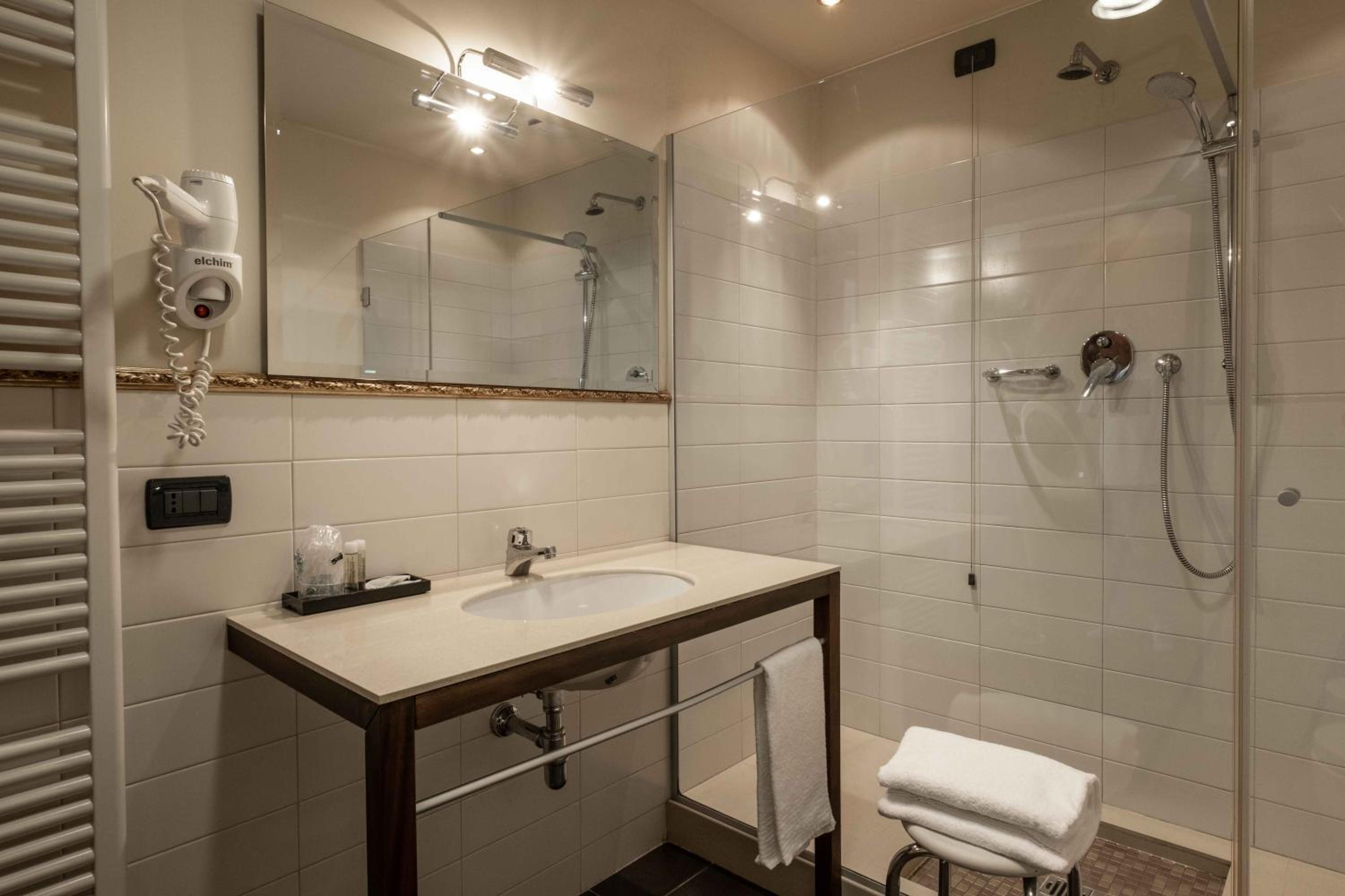 Double or Twin Room - Photo 3