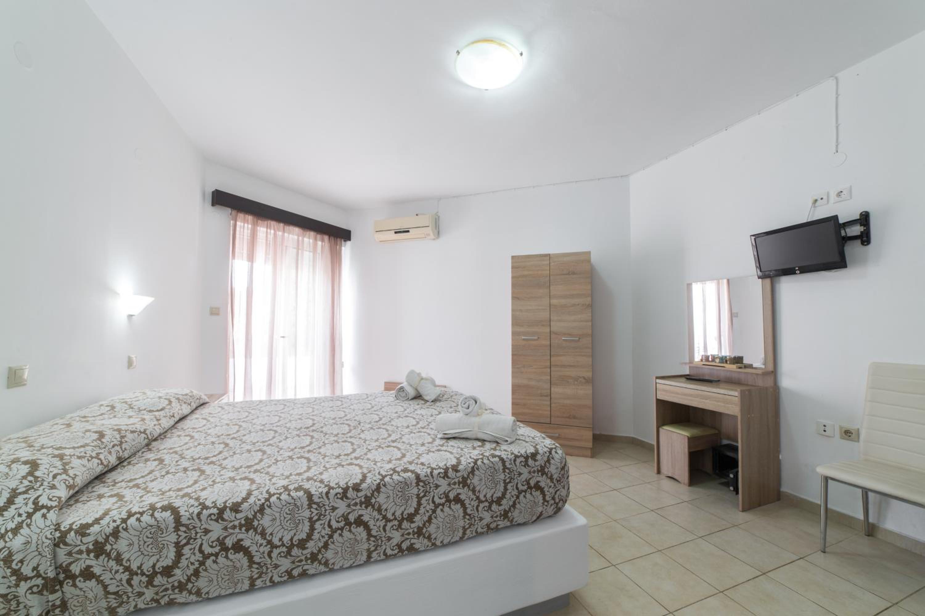 Studio (2 Adults)