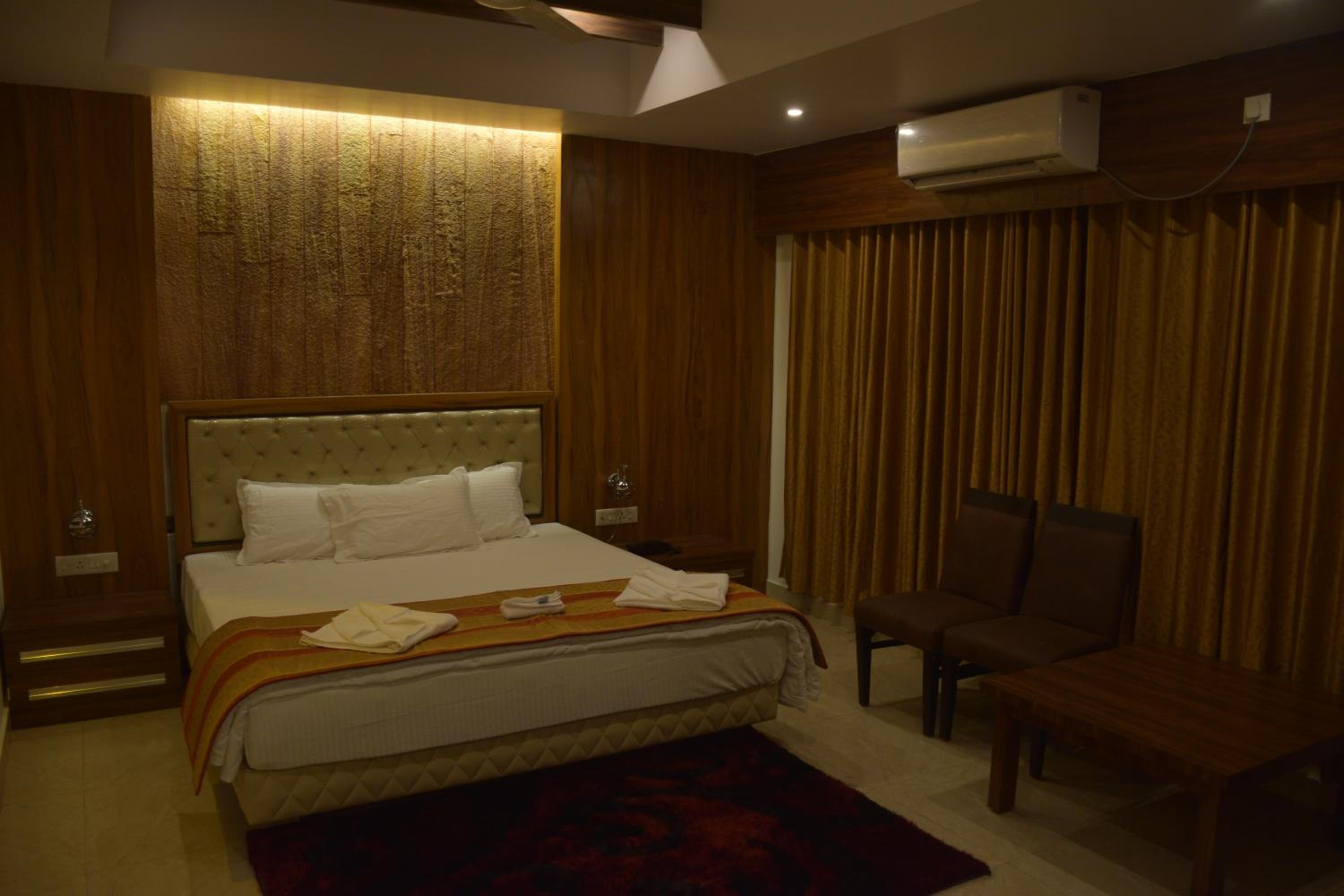 Deluxe Queen Room - Photo 1
