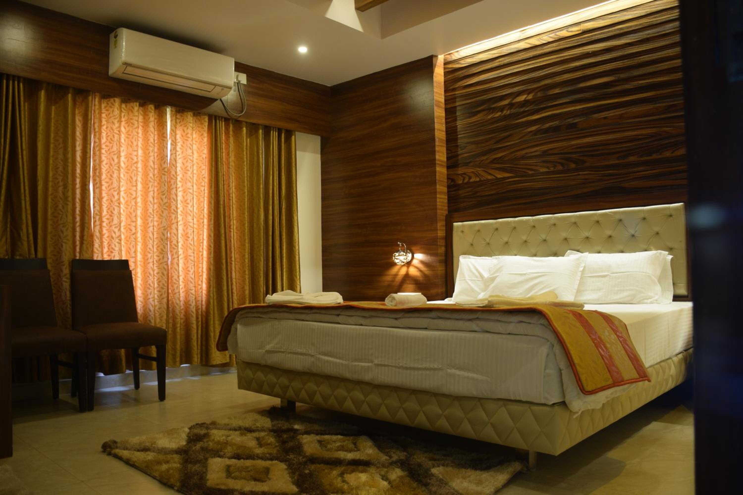 Deluxe Queen Room - Photo 5
