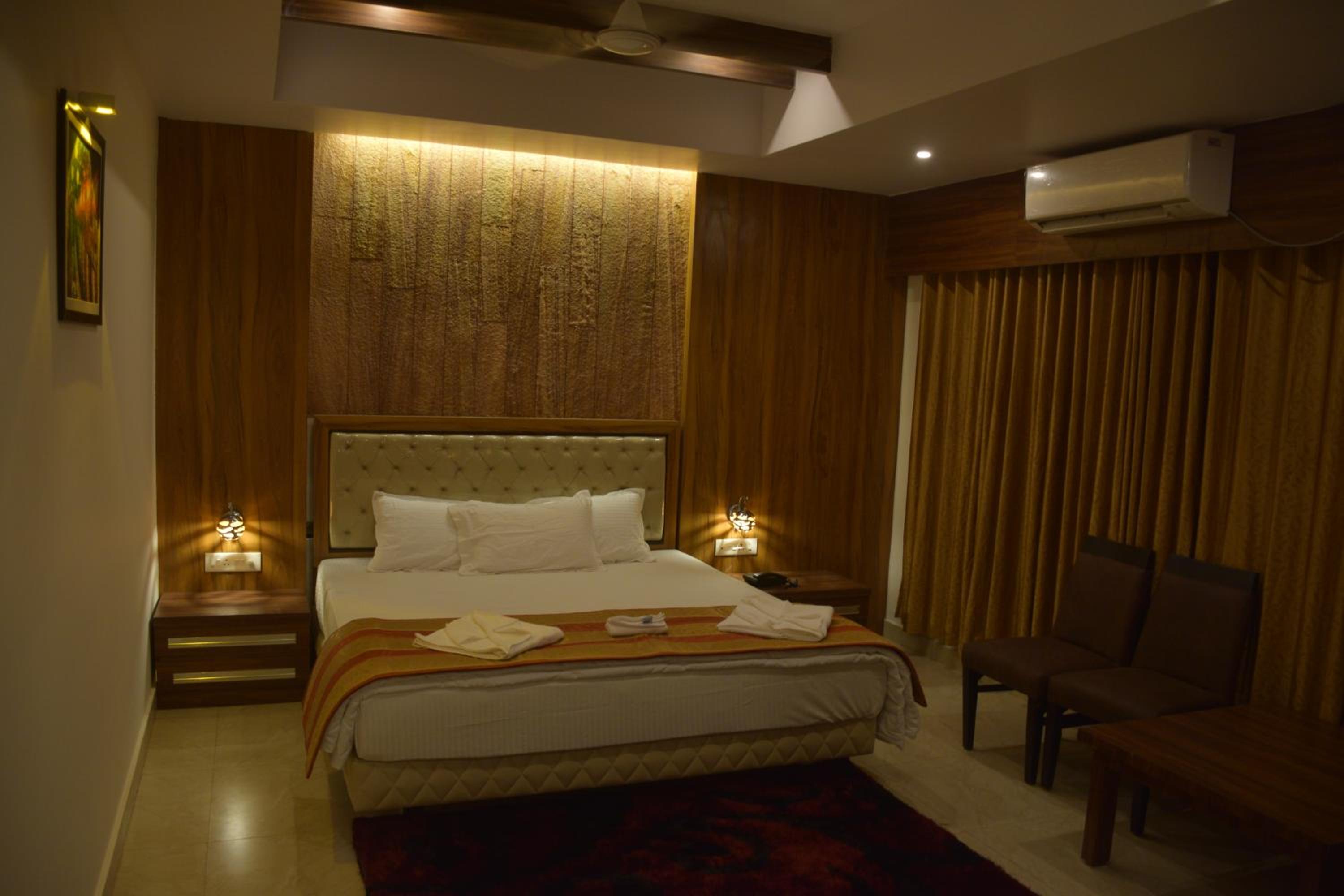Deluxe Queen Room - Photo 13