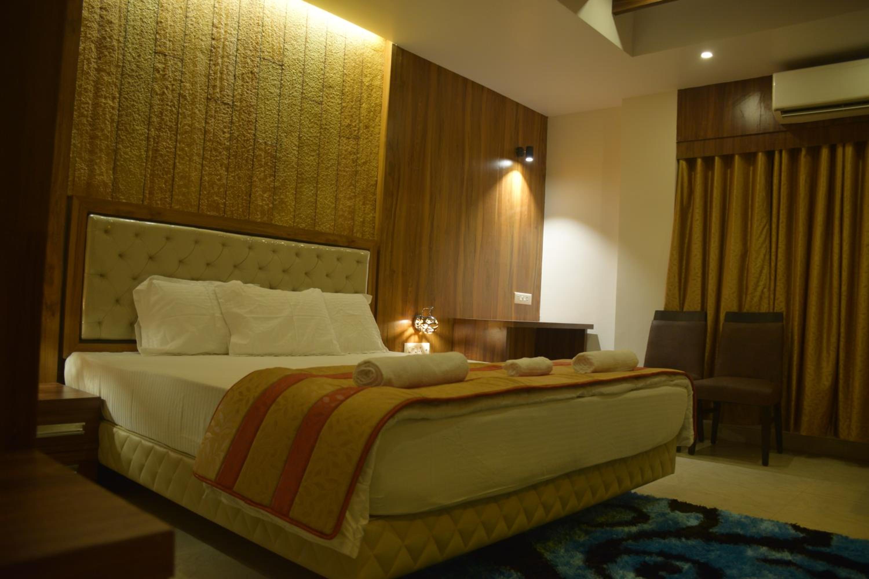 Deluxe Queen Room - Photo 12