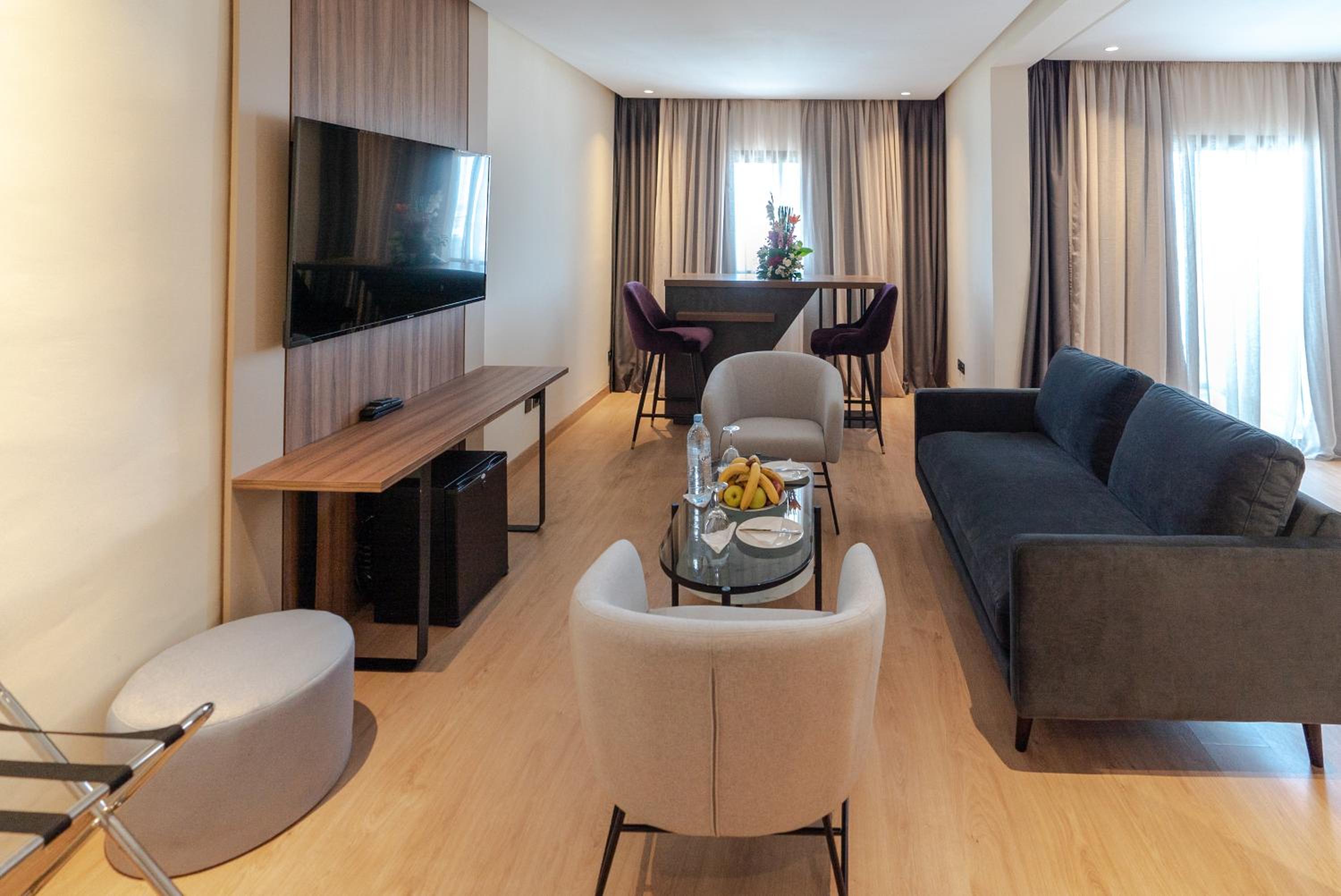 Suite with Balcony - Photo 6