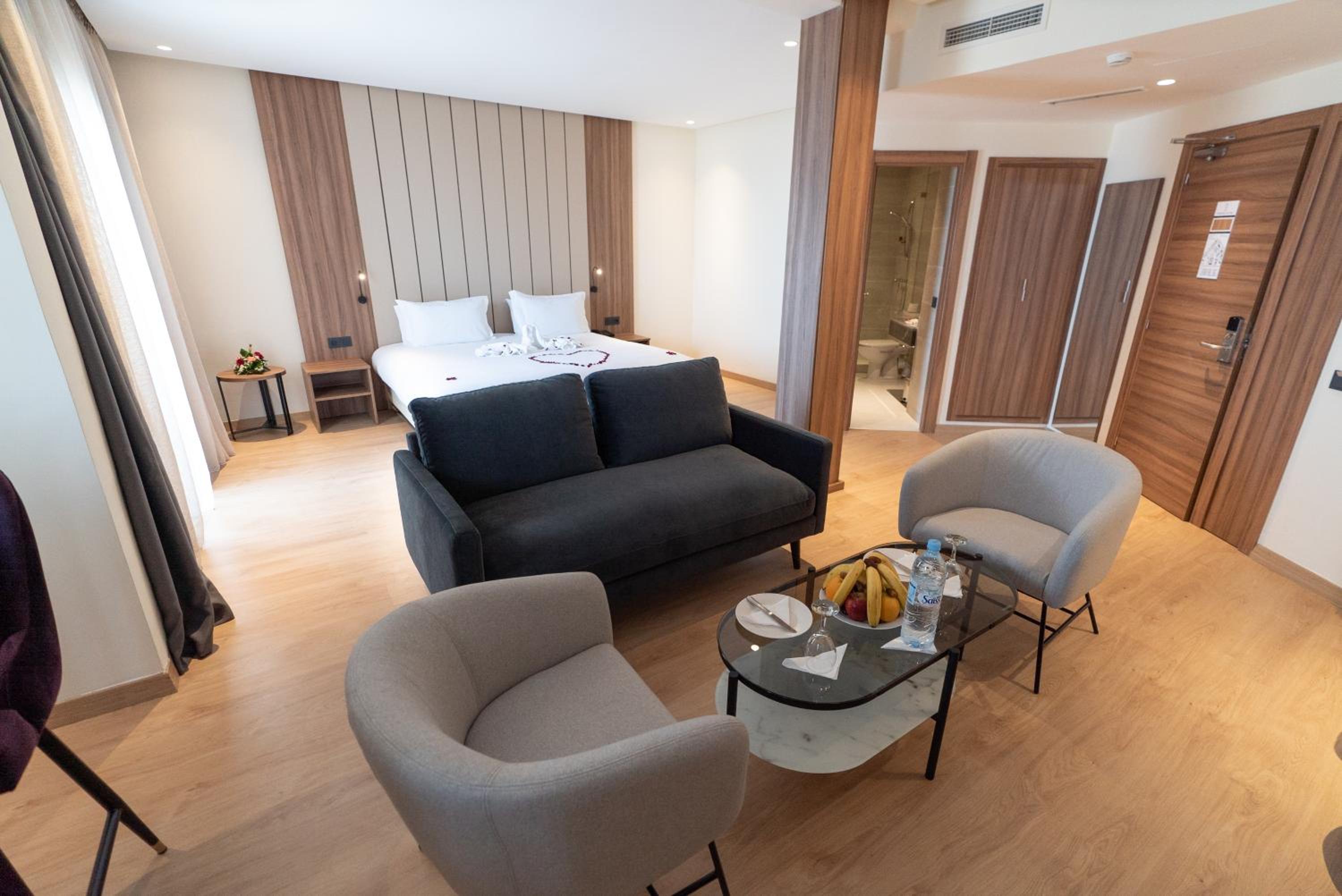 Suite with Balcony - Photo 4