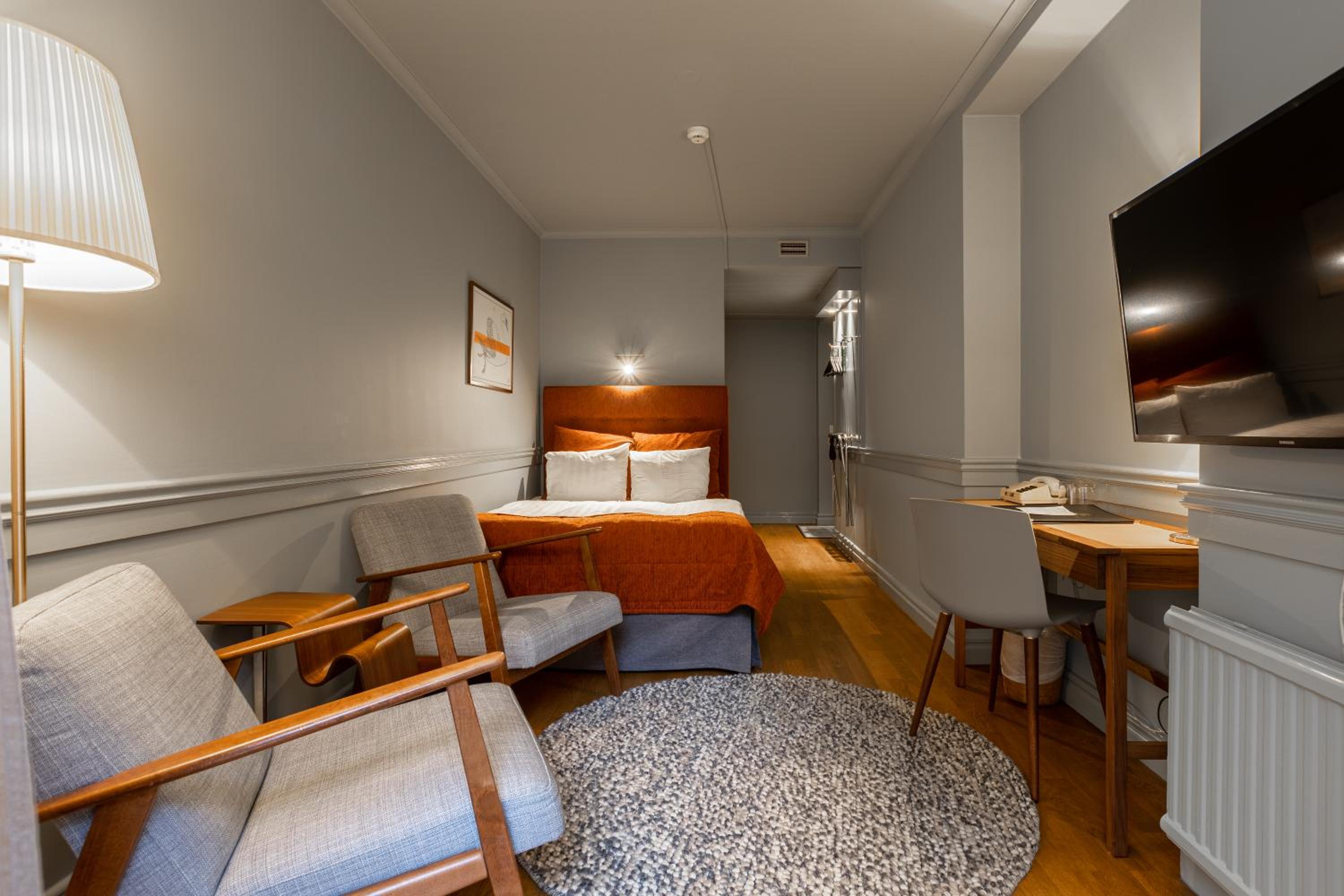 Economy Double Room (55 in bed) - Photo 7