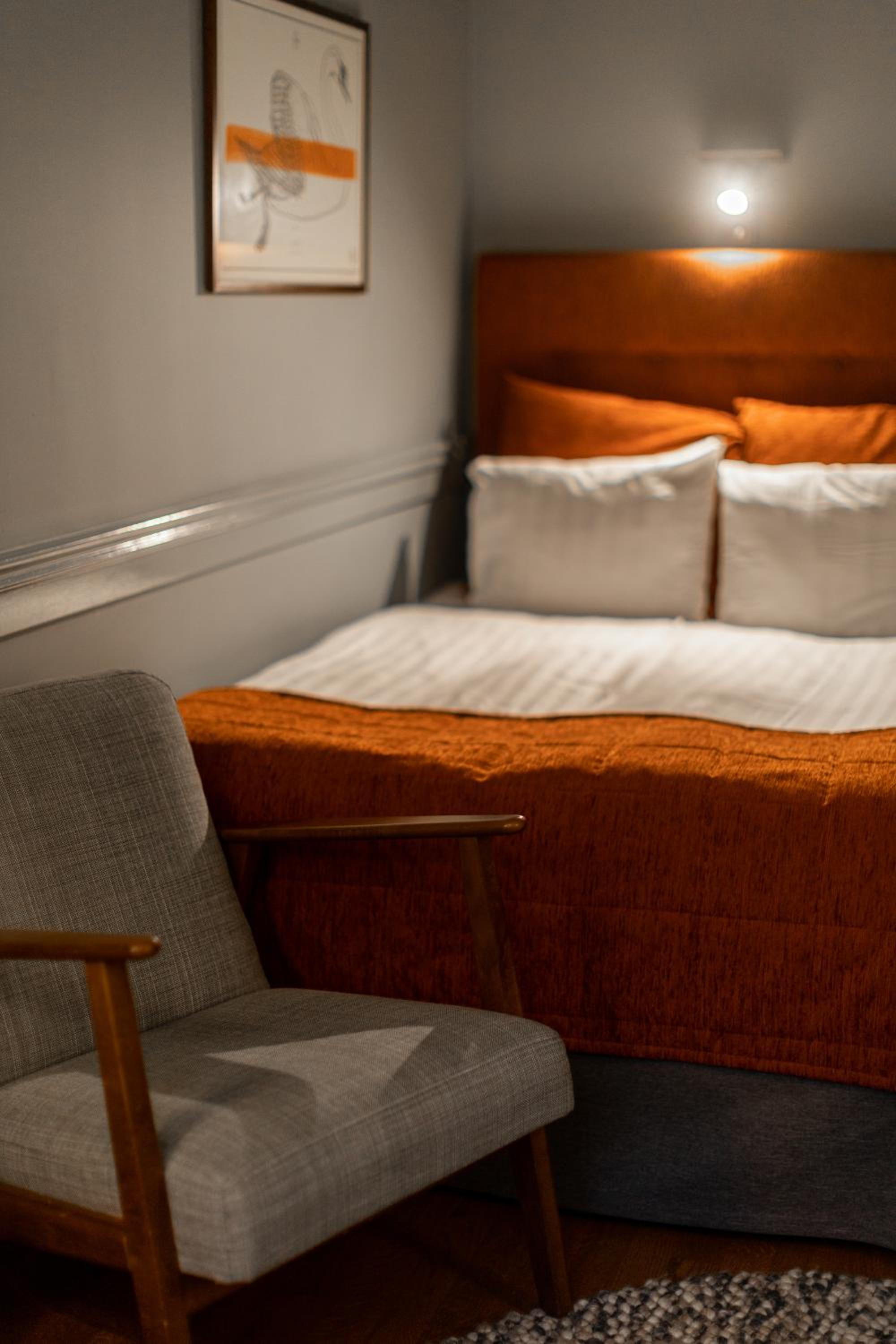 Economy Double Room (55 in bed) - Photo 17