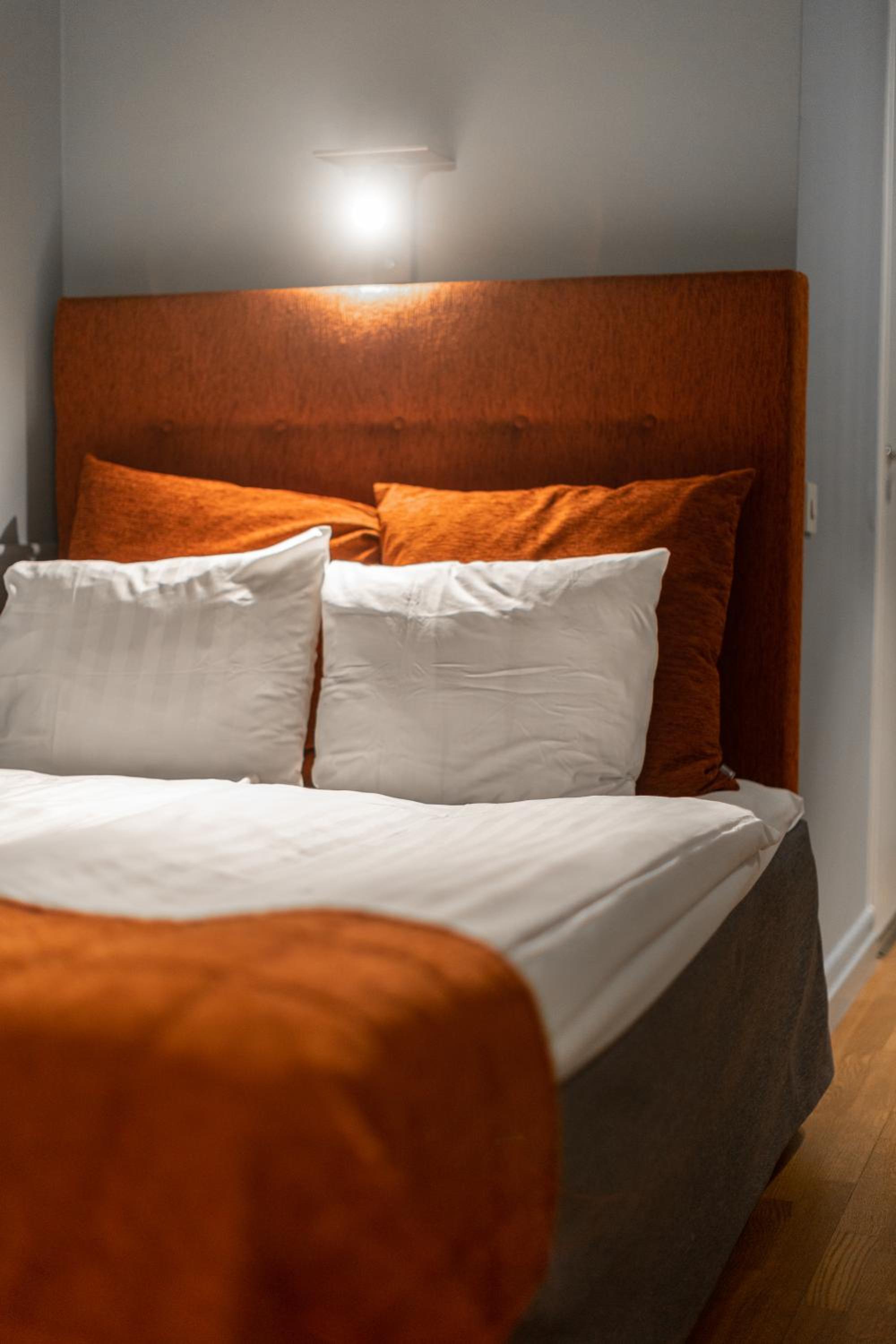 Economy Double Room (55 in bed) - Photo 16
