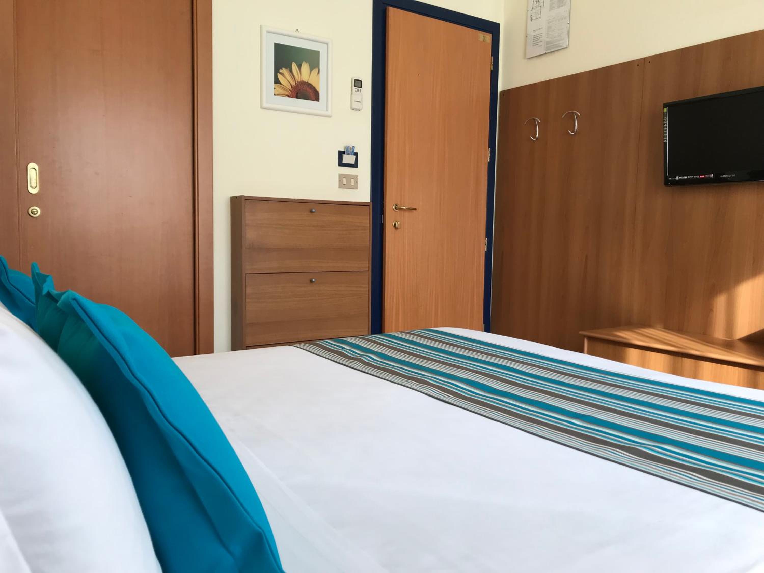 Double or Twin Room - Photo 4