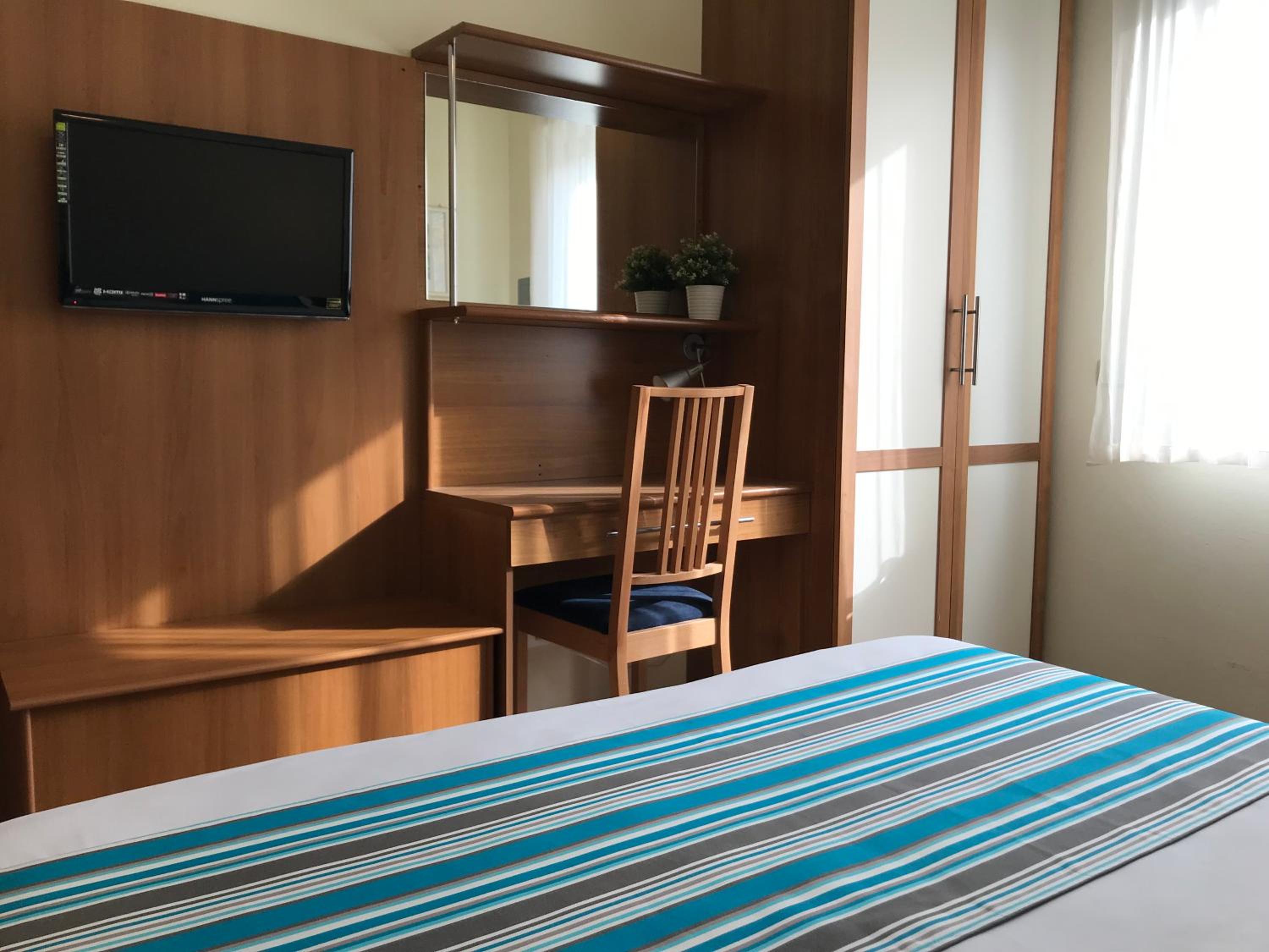 Double or Twin Room - Photo 3