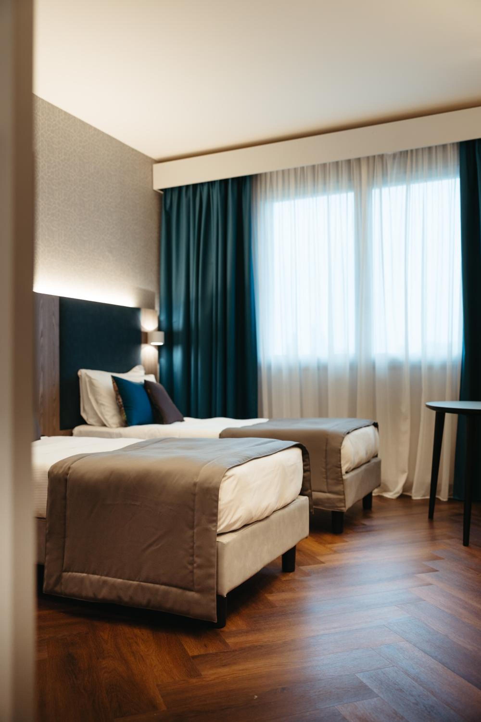 Twin Room - Photo 3