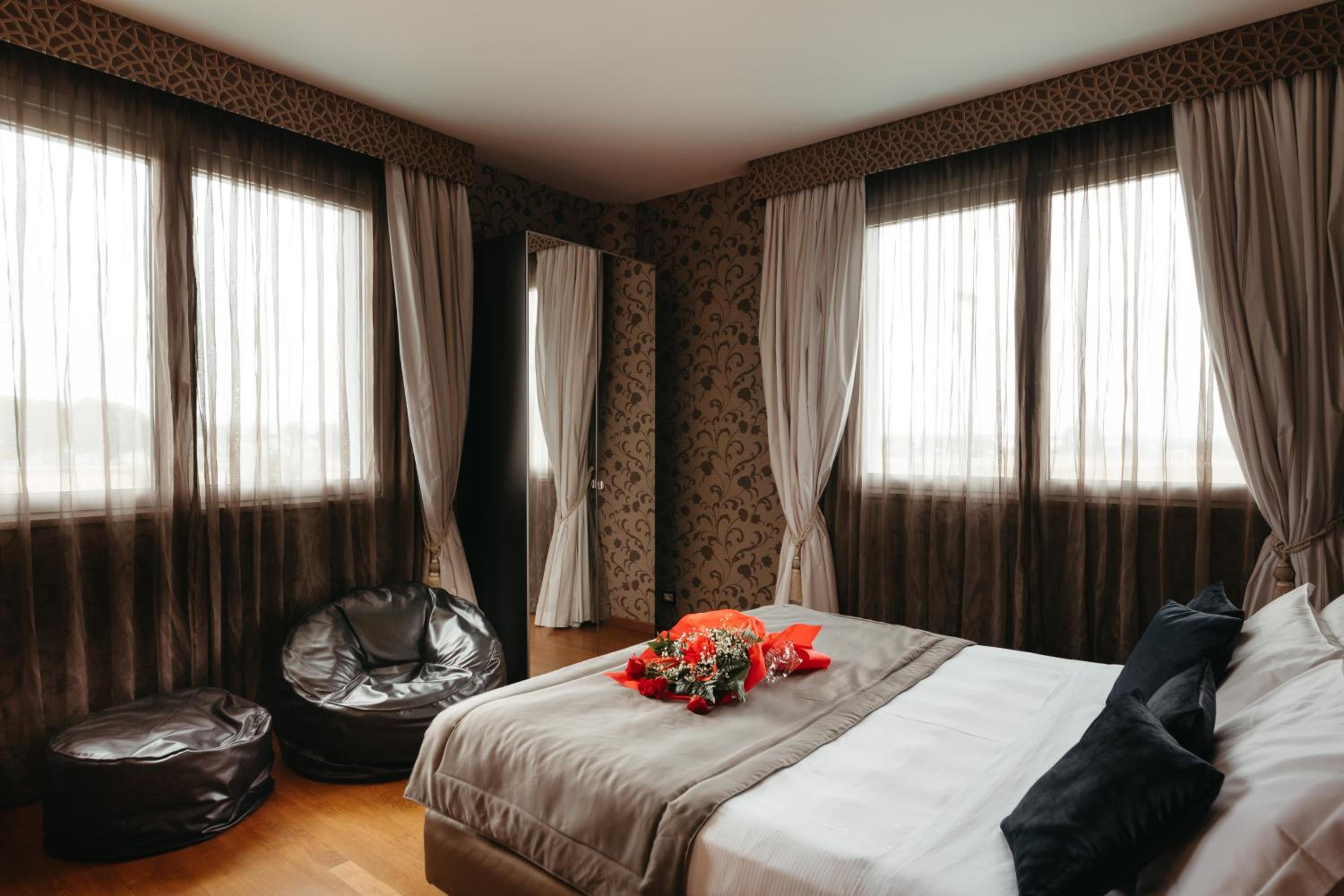 Junior Suite with Spa Bath - Photo 5