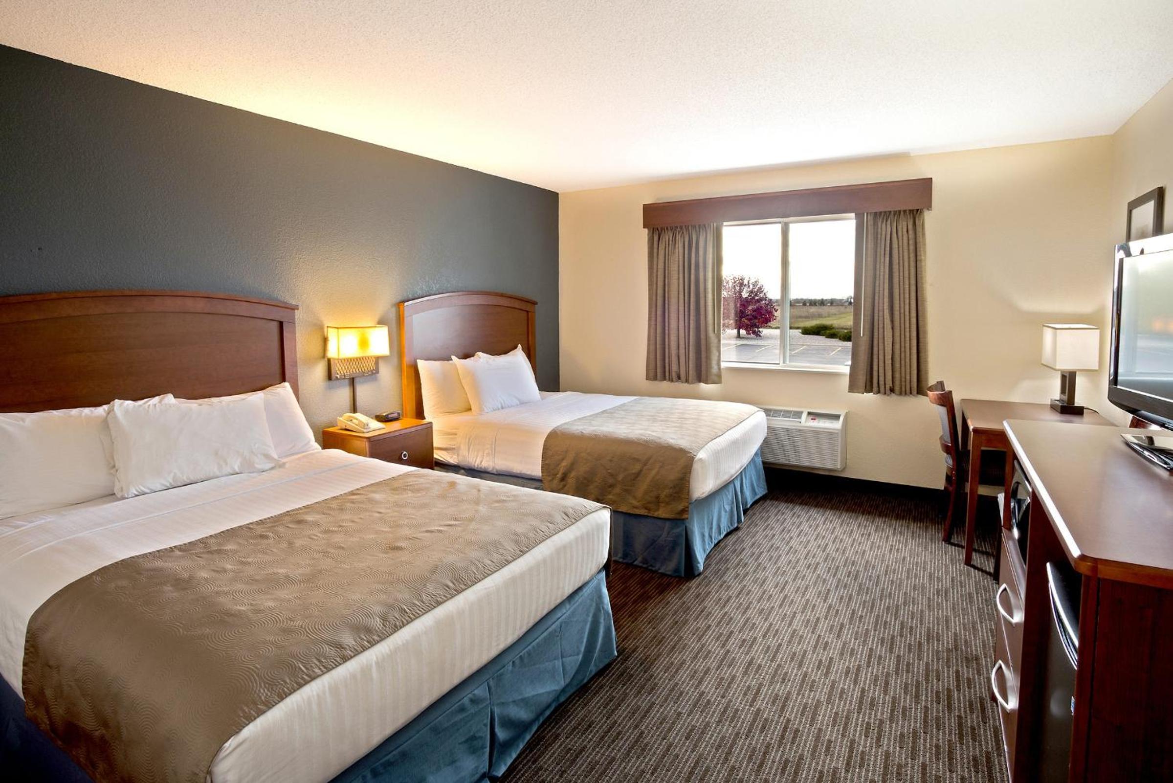 Queen Room with Two Queen Beds - Non-Smoking - Photo 2