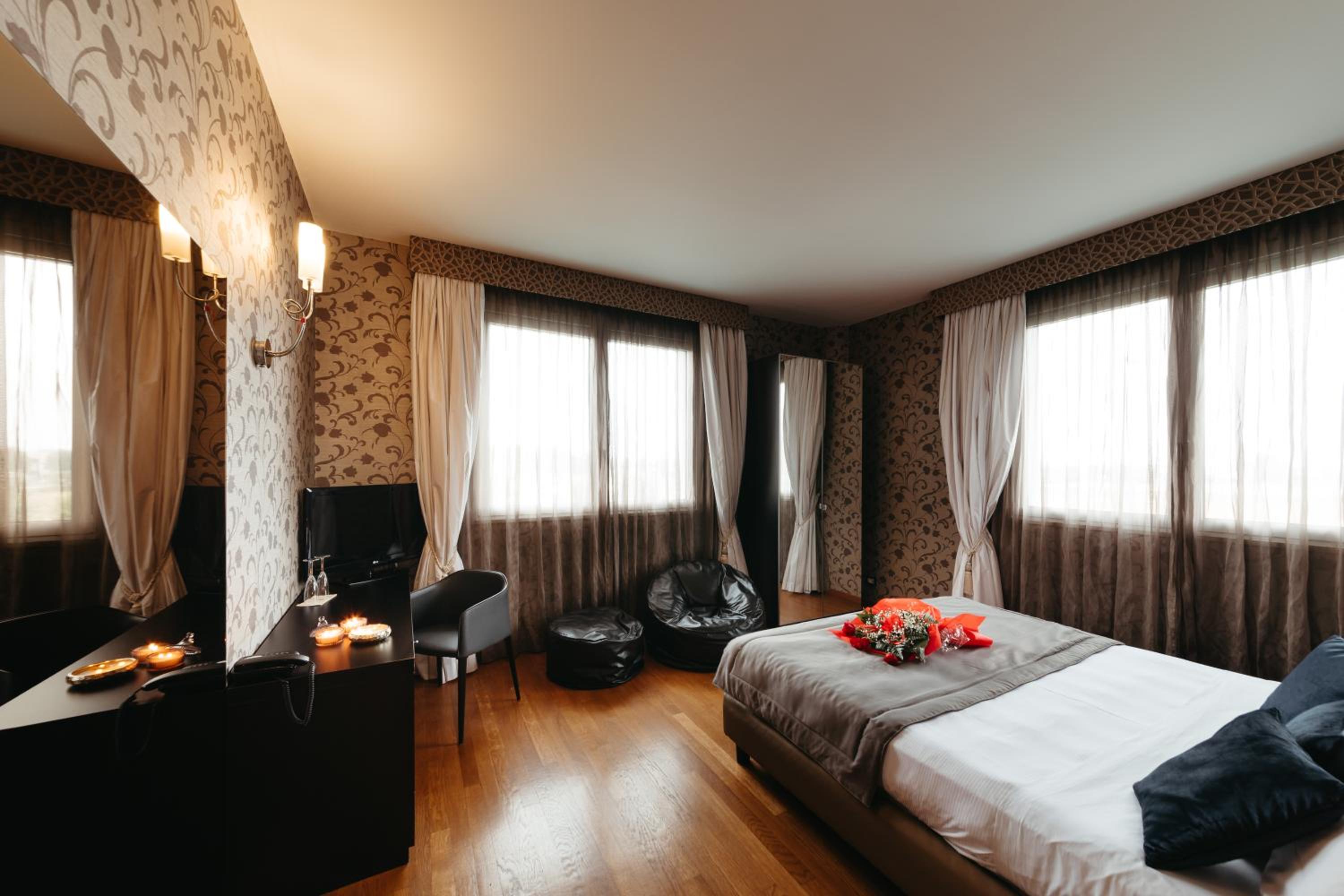 Junior Suite with Spa Bath - Photo 4