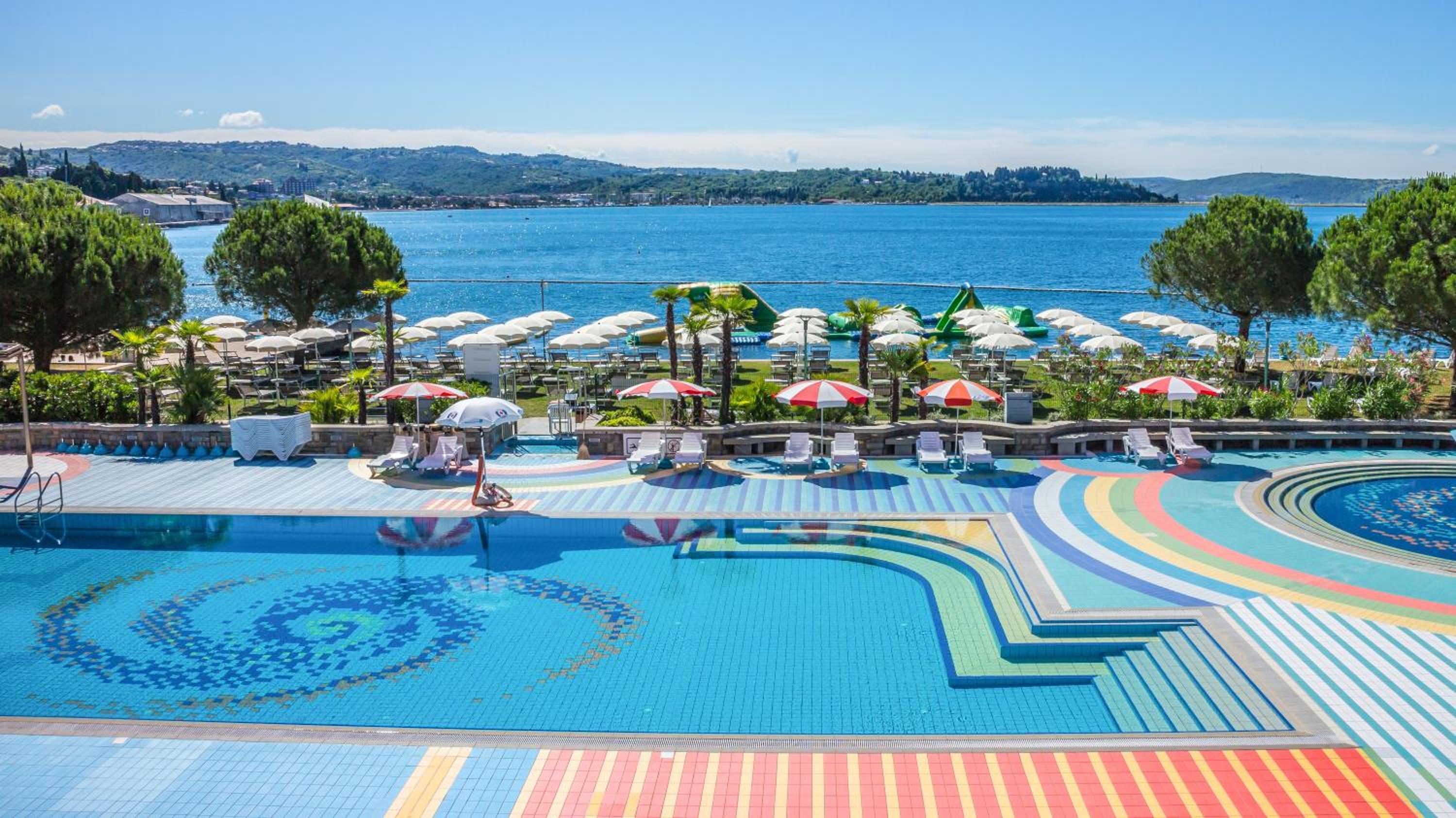 One-Bedroom Apartment with Balcony and Pool View photo 3