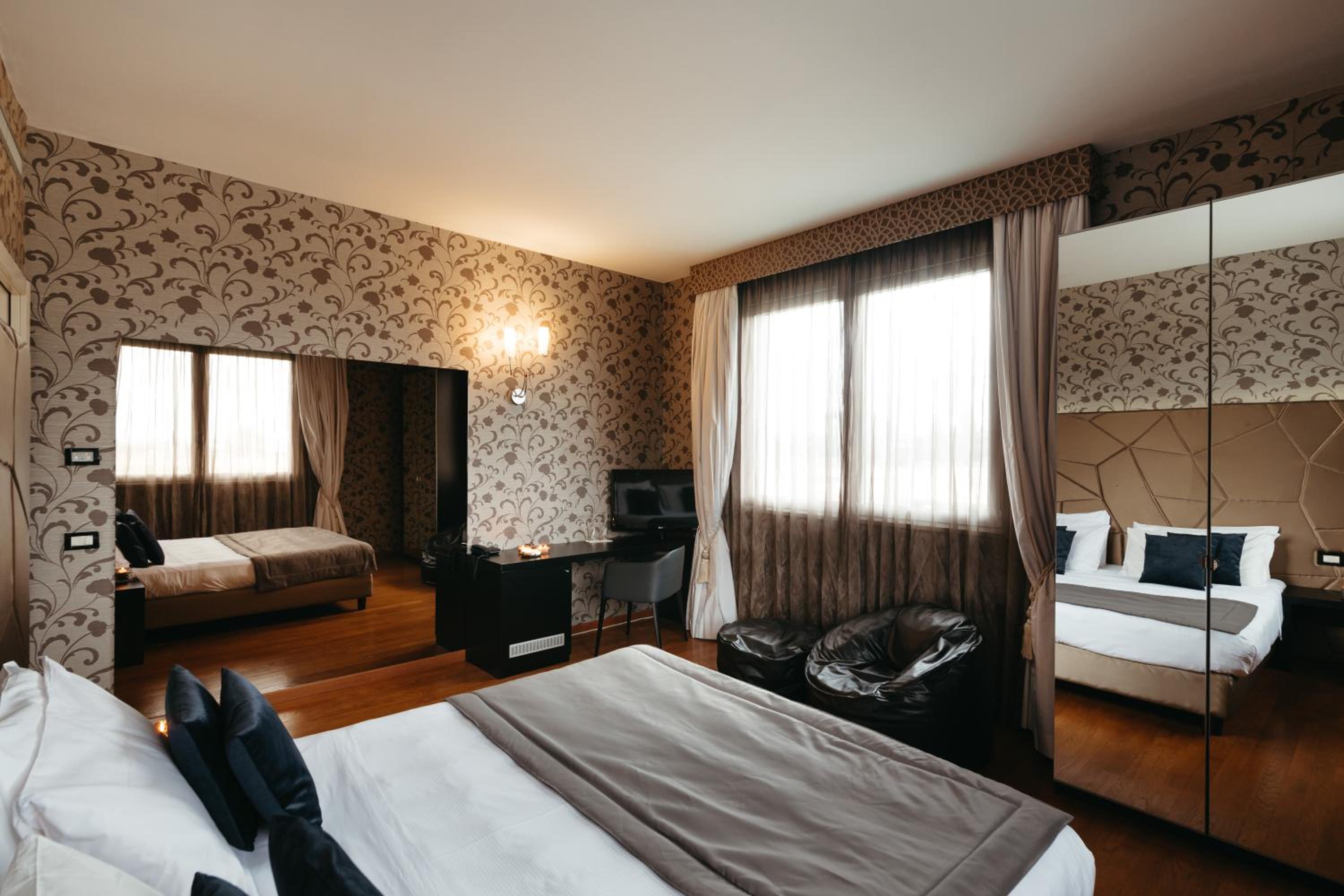 Junior Suite with Spa Bath - Photo 10