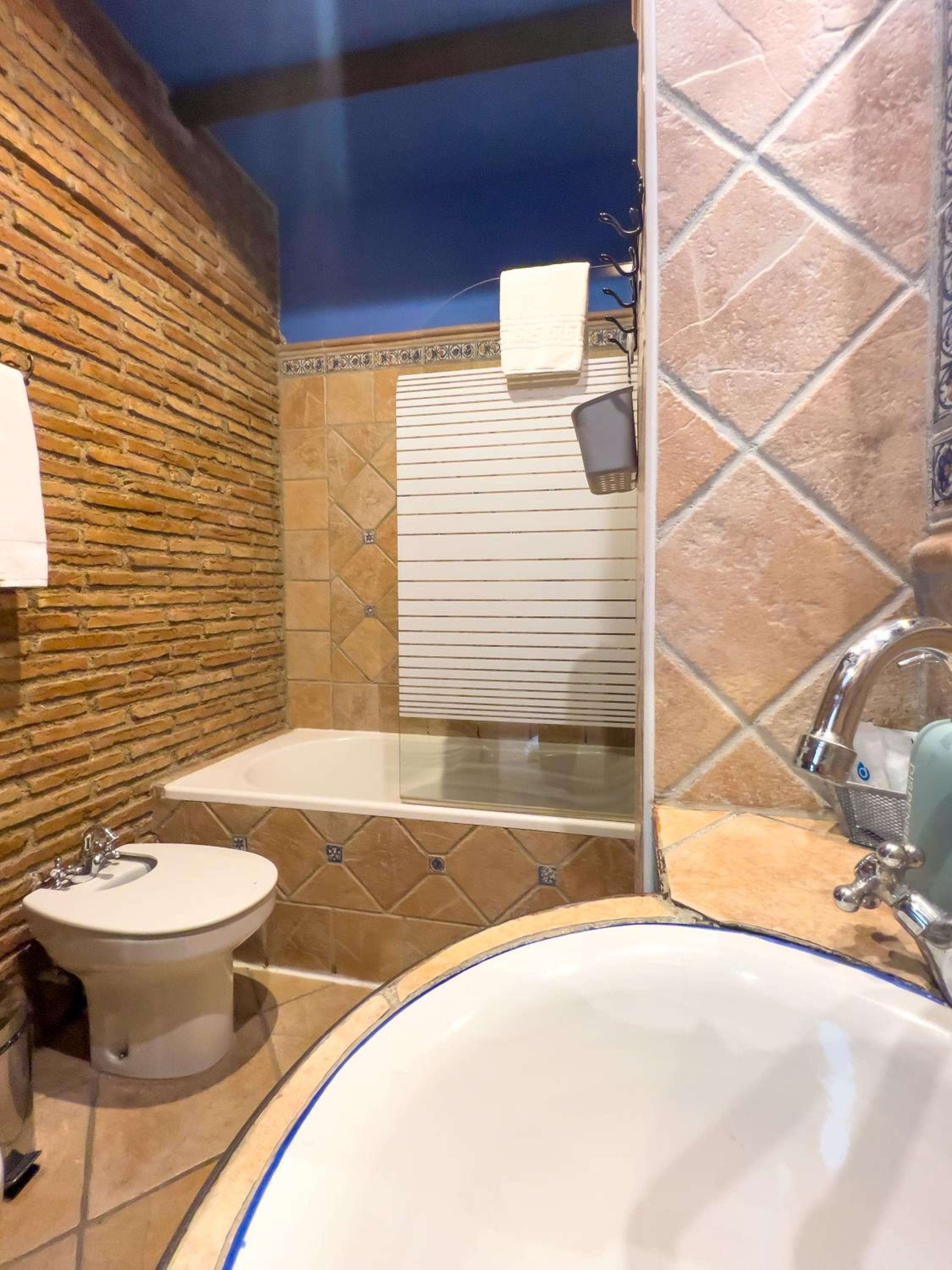Double Room with Balcony - Photo 11