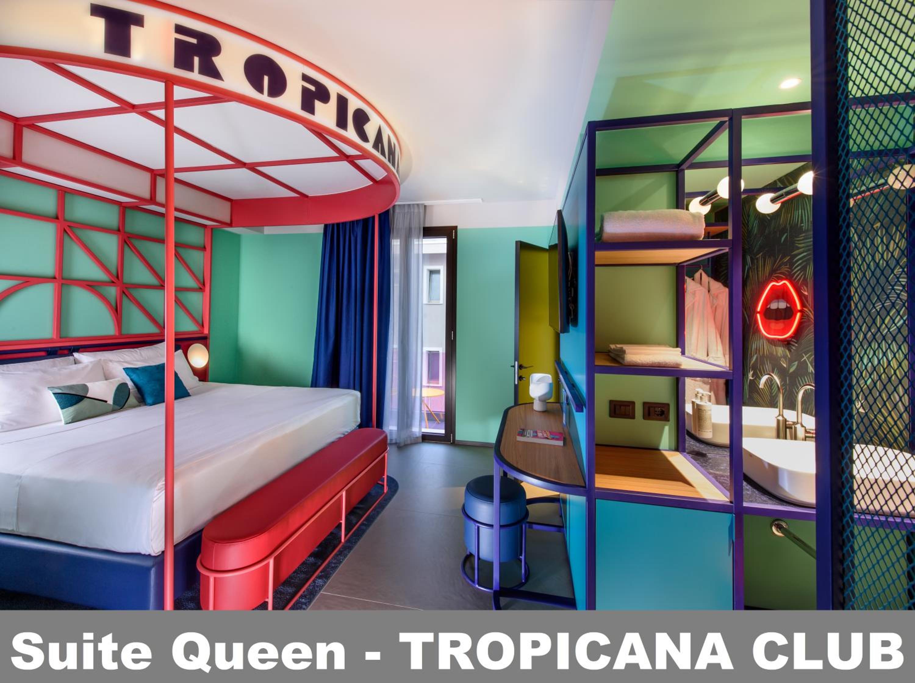 Queen Suite - Photo 1