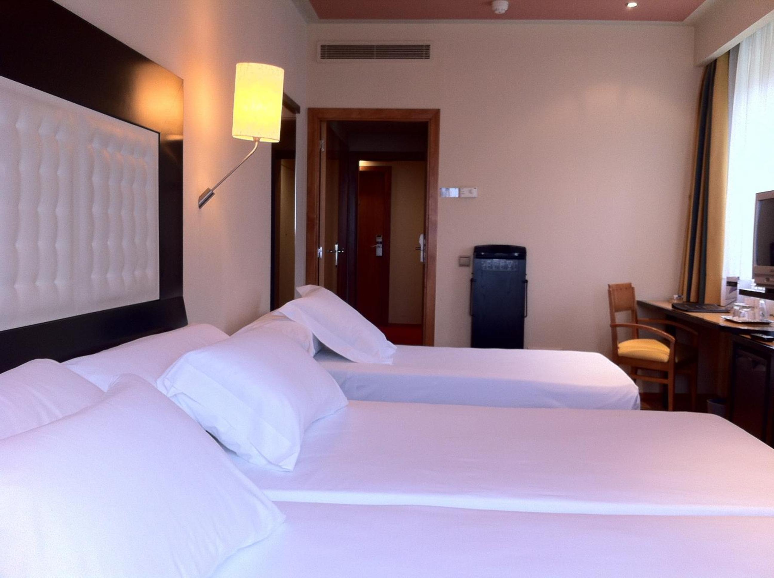 Triple Room (2 Adults + 1 Child of 12 or over) - Photo 3