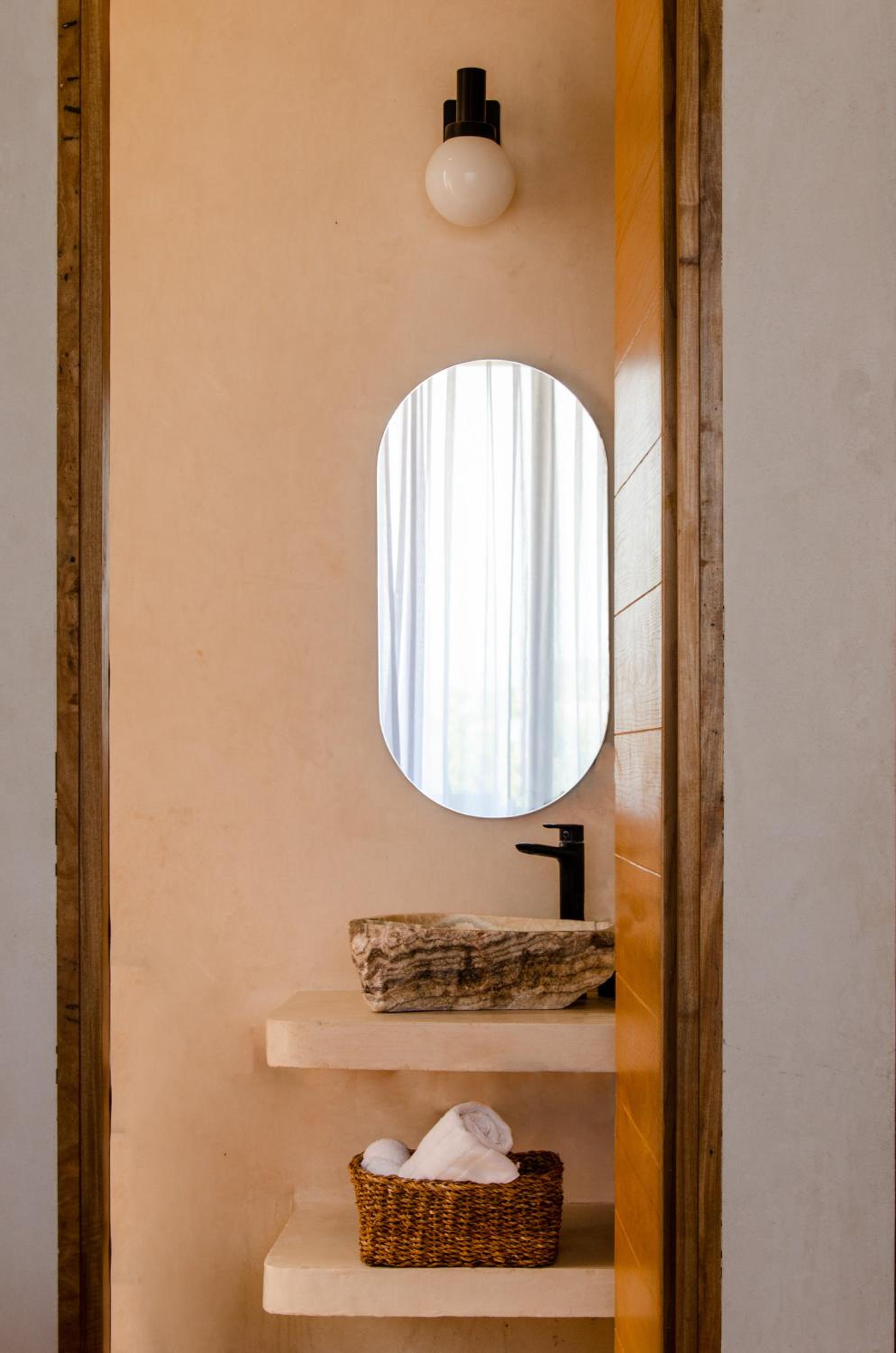 King Suite with Balcony - Photo 34