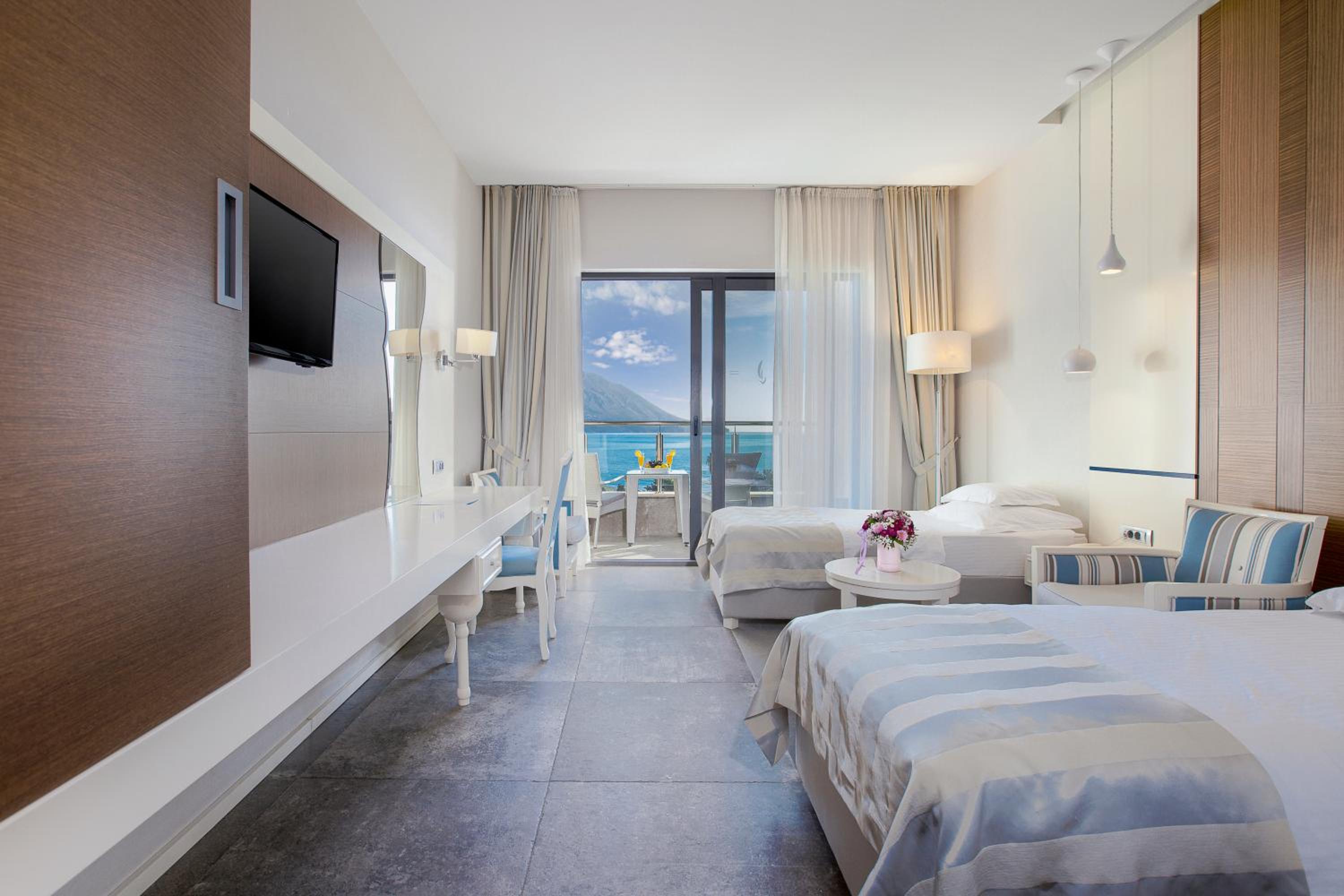 Double or Twin Room with Balcony and Sea View photo 2