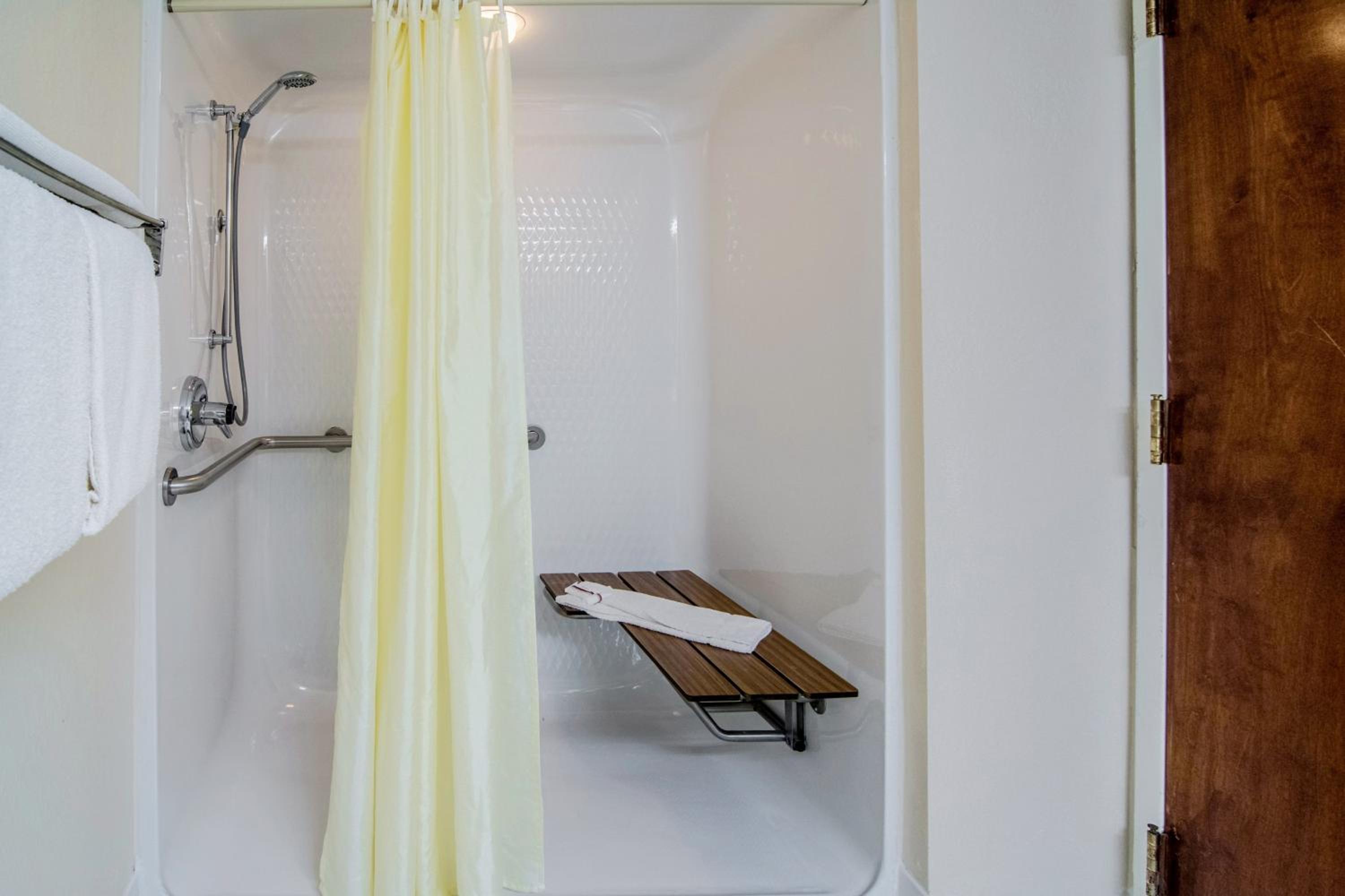 Deluxe Room with Two Queen Beds Disability Access Roll-In Shower Non-Smoking photo 2
