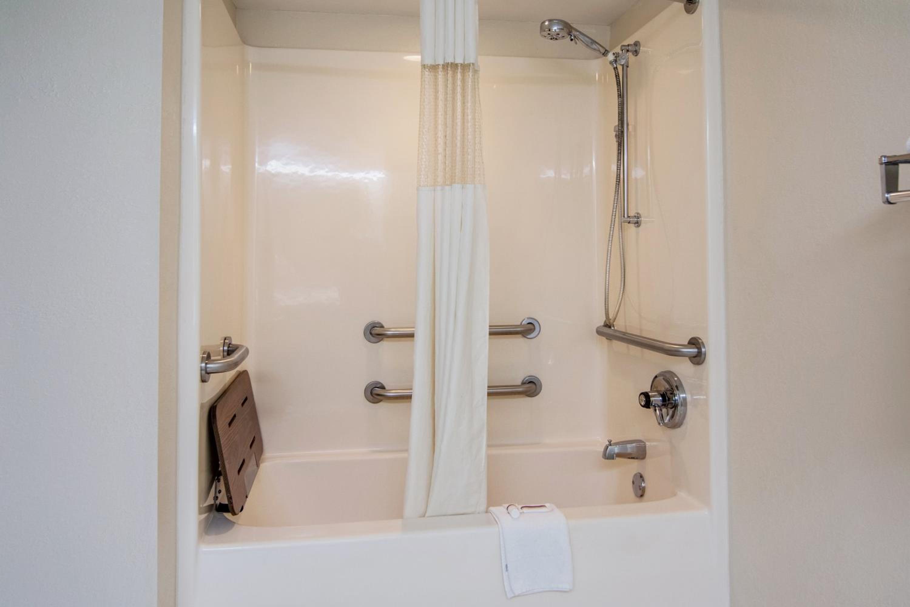 Deluxe Room with Two Queen Beds Disability Access Non-Smoking photo 3