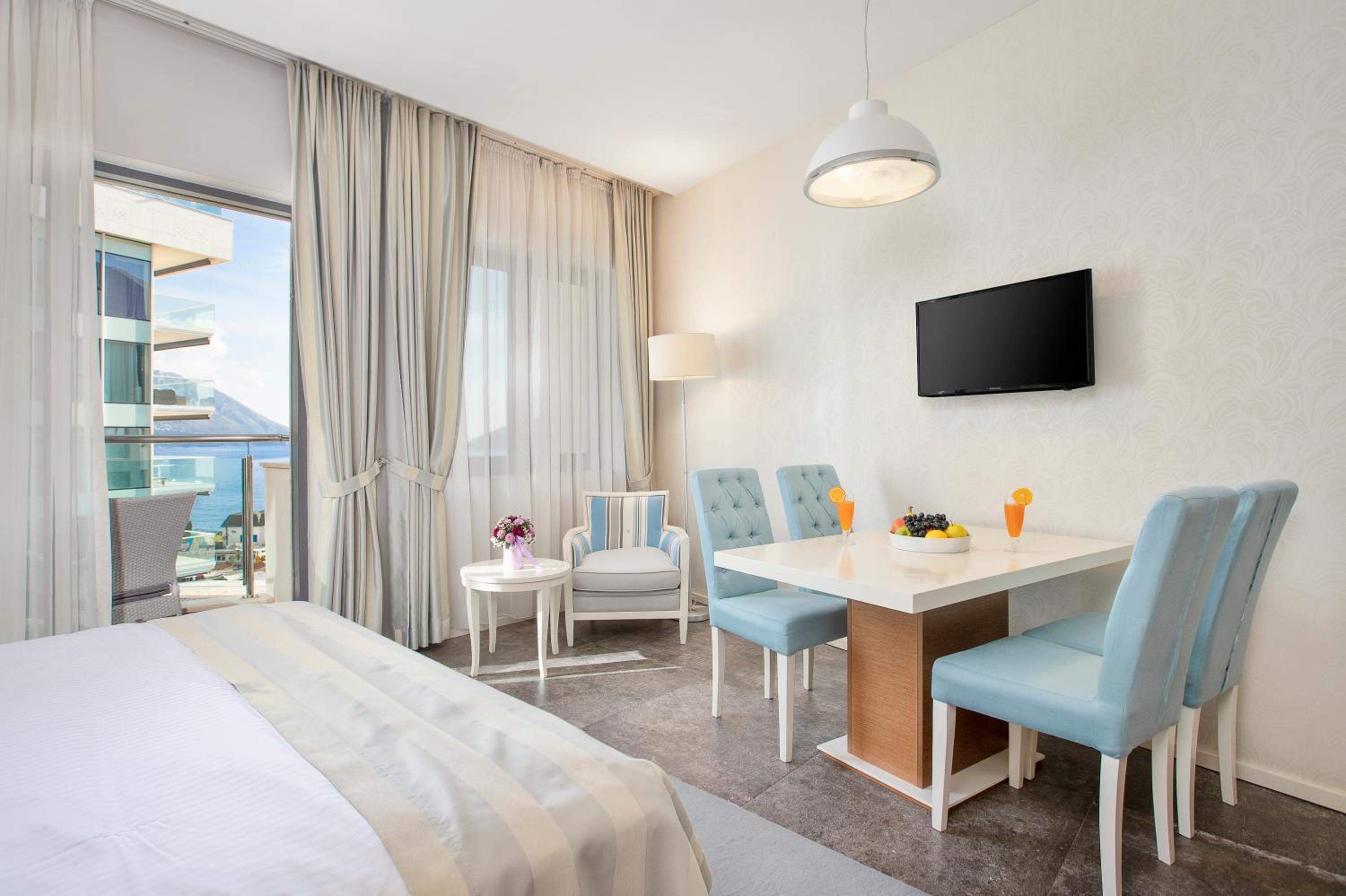 Family Room with Balcony and Sea View photo 2